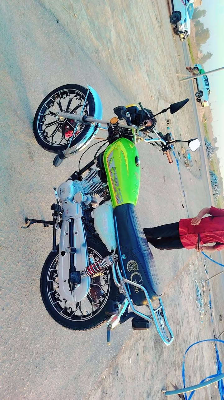 يا الله سلام عليكم دراجه للبيع سيفانه موديل 25 أوراق كامله مكفوله كفاله عامه شرط أنضف من الصوره سلف كهربائيات كله شغال دراجه جديده شوفت عينك السعر 750 وبيه مجال للشراي اتصل وبيه خير ويدلل ***********
