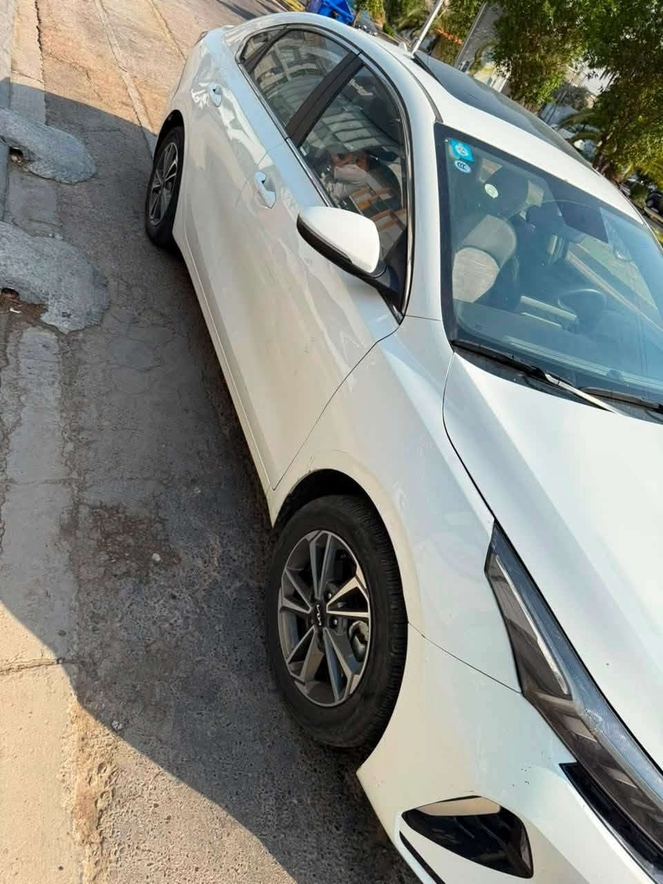 مرحبا
سيارة نوع kia k3 موديل 2024
فل مواصفات ماشية ٢٣ الف 
جديده حادث بسيط بالدعاميه وشخوط 
للاستفسار تواصل على الرقم ***********
