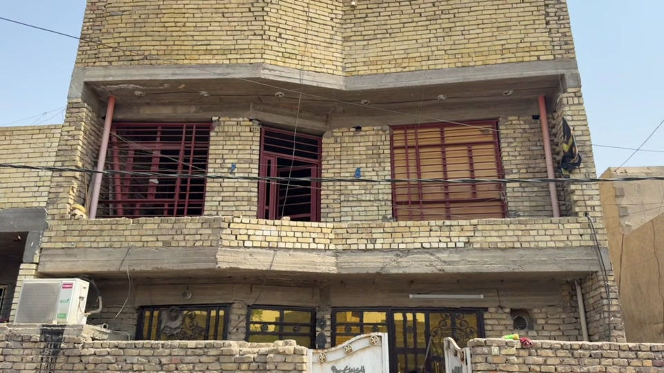 بيت للبيع الموقع بغداد حي طارق القديم خلف الملعب الأخضر المساحه 110 متر الشراي يتصل على هذا الرقم *********** والسعر اول تعليق في الفيديو #عقارات_بغداد #عقار #بيوت #متابعه_ولايك_واكسبلور_احبكم #متابعه 
