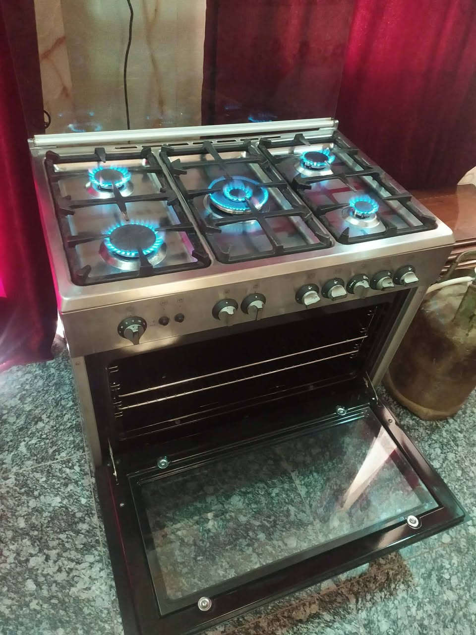 لا السلام عليكم طباخ ايطالي الاصلي باب اول نضيف جدا بمعناه الكلمه كلوب جدحه شوايه كله شغامابي نقص لو برغي تجي تفحص وتأخذ السعر 250 العنوان بابل مركز ***********
