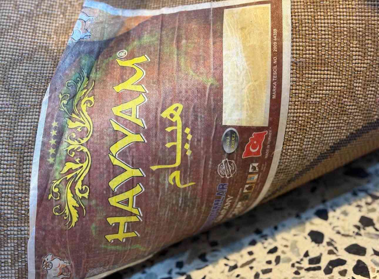 السلام عليكم 
السلام عليكم عندي زولية تركية ثقيلة ومرتبة للبيع 
مساحتها : طول (٥ امتار) وعرض (٣ امتار) 
سبب البيع : الانتقال الى بيت جديد صغير 
الزولية  مستعملة بس نظيفة  بيها عيب بسيط وهو اثر سلايم( طين اصطناعي الخاص بالاطفال) الاثر صغير بطرف الزاوية كما موضح بالصورة 
الي يحب يستفسر اكثر يتفضل خاص او يتواصل ع الرقم
***********
