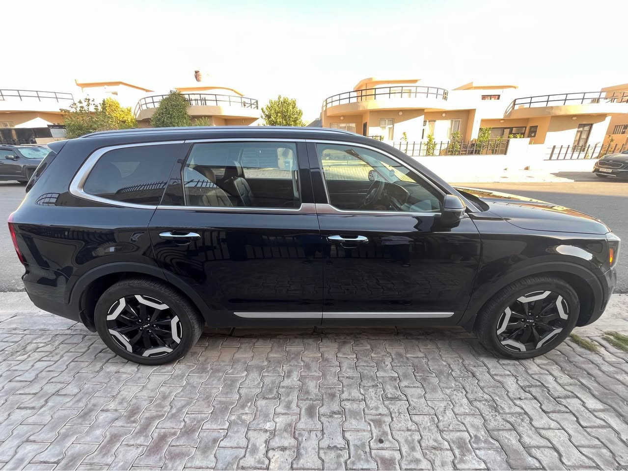 🚗✨ للبيع: كيا تيلورايد 2023 – فئة s –AWD – 

ملاحضة  :- بس مقدمة بونيد تكحيل فقد شبر  صورة سونار موجود مع صورة سيارة بس ايرباك ستيرن رجع  سيستم 
🔹 رقم السيارة: أربيل
🔹 الموقع: اربيل
🔹 الممشى: فقط 50000 كم
📌 مميزات السيارة وتفاصيلها بالكامل:
🔧 المحرك ونظام القيادة:
دفع رباعي 4 Wheel Drive AWD
وارد أمريكا
 مع مواصفات فخمة 
وتقنيات عالية
7️⃣ سبع مقاعد مريحة لعائلة كبيرة
🚘 أنظمة القيادة:
قيادة ثلج ❄️ – ممتازة على الطرق الزلقة
سبورت 🏎️ – أداء قوي واستجابة سريعة
كونفورت 🛋️ – راحة عالية
إيكو 🌱 – استهلاك وقود اقتصادي
سمارت 🤖 – نظام ذكي يضبط السيارة حسب ظروف الطريق
🎛️ التقنيات والترفيه:
شاشة مزدوجة بانورامية 12.3 بوصة + 12.3 بوصة (للإنفوتينمنت + لوحة العدادات)  
نظام صوتي Harman/Kardon بحدود 10 سماعات يوفر جودة صوت ممتازة 🎶 �
Kia Media
نظام تحدث مع الركاب الخلفيين (Driver Talk) لتوصيل الصوت بوضوح  
مقاعد أمامية وخلفية تدفئة 
إضاءة داخلية ملونة على الأبواب والديشبورد 
ستيرن مع تدفئة 🔥
نظام إضاءة غرفة داخلية لجو فاخر 
📦 ميزات إضافية مهمة:
تشغيل عن بعد 
كاميرا خلفية + حساسات ركن 🚗💡
ثبات إلكتروني وأنظمة أمان متقدمة (ABS, ESP, وسائد هوائية)
مثبت سرعة 
📞 للتواصل :- ***********  واتساب موجودة 
سونر سيار مع رقم شاصي مرفق مع صورة
 
سعر سيارة ٢٧٠ بيها مجال أربيل, العراق

