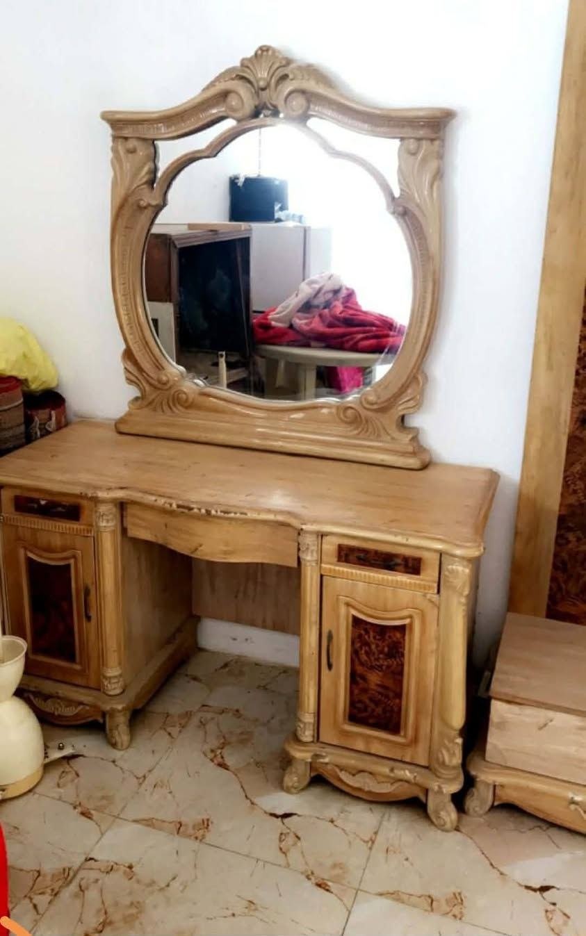 غرفة اخشاب كاملة ٦ابواب جرباية وميز وزاوية مثل ماواضحة بلصور للبيع ب٢٥٠ بيها مجال للشراي مكاني بعقوبة جسر خرنابات ***********
