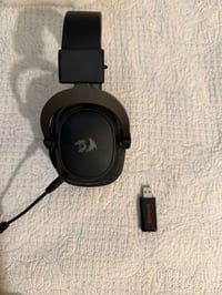 سماعة Redragon لاسلكية (Redragon ومعها دونگل USB 2.4GHz)  السعر 45 الف