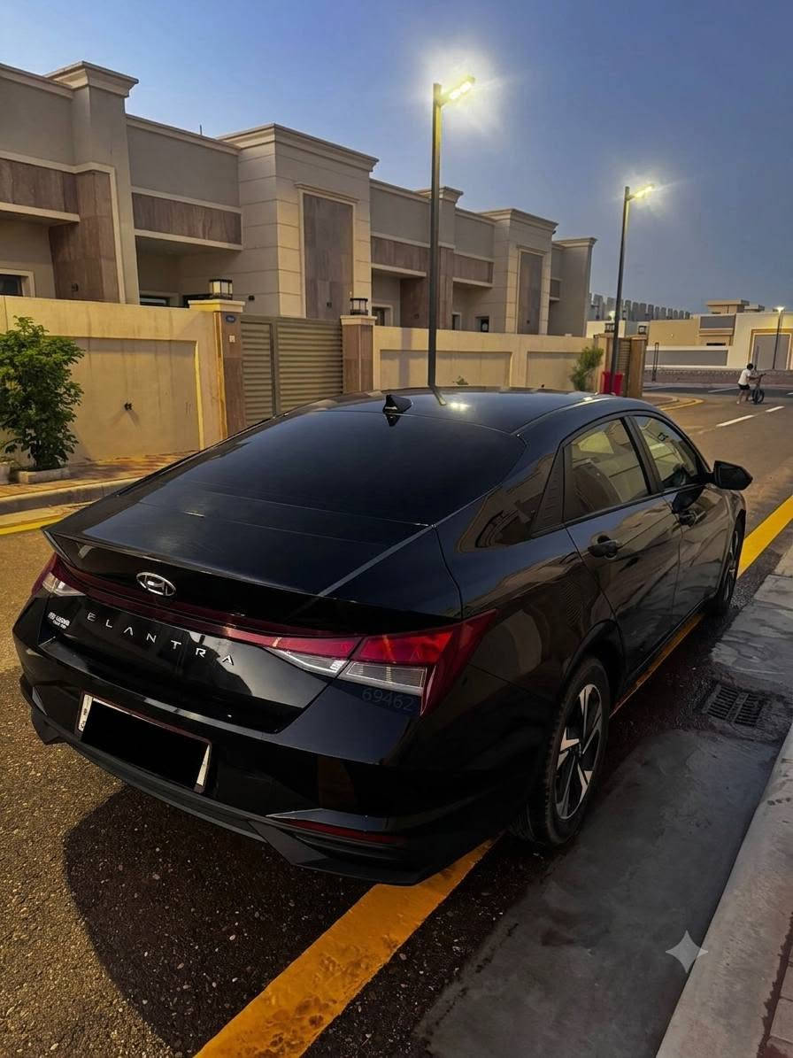 نوع السيارة: هيونداي النترا (Hyundai Elantra)
الموديل: 2022
​الوارد: كندي أصلي
​اللون: أسود أنيق
​السنويّة والتسجيل: رقم أنبار (مشروع وطني)، والتحويل مباشر بدون أي تعقيد.
​الممشى: 102,775 كم.
​⚙️ المواصفات الميكانيكية والأداء:
​المحرك: محرك 2.0 لتر (دوش) 4 سلندر، قوي واقتصادي جداً في استهلاك الوقود.
​ناقل الحركة: قير أوتوماتيك CVT سلس ومريح.
​نظام الدفع: دفع أمامي (FWD).
​💎 الفئة والتجهيزات الداخلية:
​الفئة: فول مواصفات عدا البصمة.
​السعة: 5 ركاب مريحة وواسعة.
​الترفيه والتحكم: شاشة وسائط ذكية، تحكم كامل من المقود، ومثبت سرعة لراحتك في السفر.
​التكييف: مكيف ممتاز بحالة ممتازة جداً.
​🛡️ أنظمة الأمان والسلامة:
​حساسات ضغط الإطارات (TPMS).
​نظام الثبات الإلكتروني (ESC).
​مانع الانزلاق (ABS).
​كاميرا خلفية عالية الدقة.
​وسائد هوائية كاملة.
​✨ المظهر الخارجي واللمسات المميزة:
​الزجاج: زجاج خلفي معتم (أصلي).
​الإضاءة: إنارة نهارية LED.
​العجلات: جنوط رياضية أصلية بتصميم جذاب.
​📍 موقع السيارة: الأنبار
📞 للتواصل (مراسلة أو اتصال): ***********
