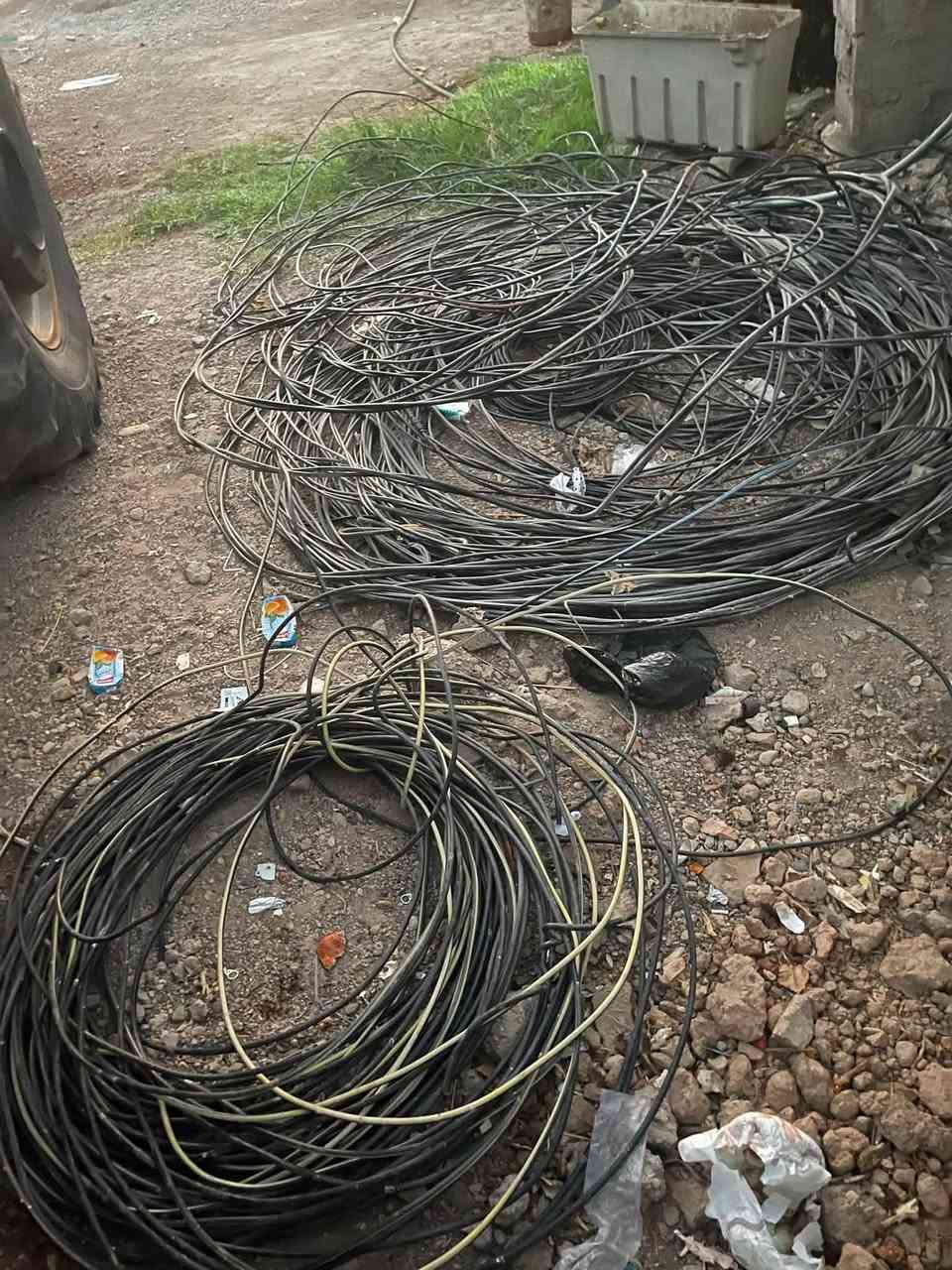 عندي ضفاير المتره بألفين
مقطوره ٣٠٠٠سعره ٥٠٠ نضيفه 
مقطوره ٢٠٠٠لتر سعره ٣٠٠  
خزانين ماء ١٠٠ لتر حديد سعره ١٠٠

رقمي *********** 
مكاني ديالى غالبيه
