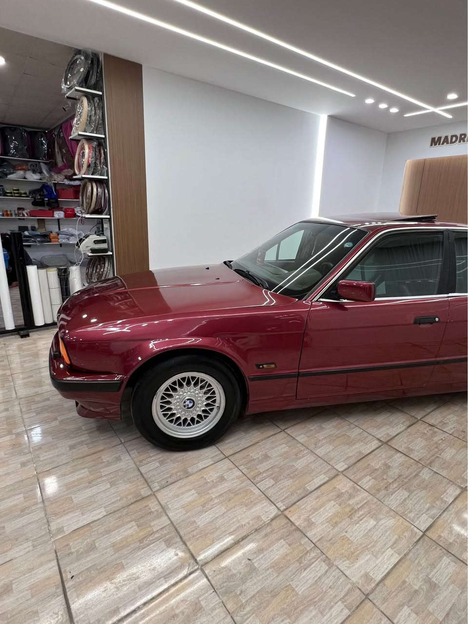 Bmw 525 گێر عدی 
ئارم پلاستیک هەولیر بەشەرت ئارمو ئەوەلیات
سعری 43 گلا معامەلە 
مواسەفات: 
تەبرید سارد و گەرم 
سلایت کارەبا ئیشەکات
٤ جام کارەبایی
ویل حسیر ٤ تایەو ویلی ناو پاکەت
کوشن جلد 
ناو سپی 
تەنزیلو بلوتوزو شاشە 
گێرو مەکینە بەشەرتی ١٠٠ فیتەر 
مەکینەی زۆر بەقۆتە کەم بیئیم ماوە ئەم قۆتەی لەسەر بیت
موسو براوەو دەعمو لیدراوی نیە پشتو پیشی کەپسە خایسو رزیوی نیە سەیارەکە راگیراوە نوێ نوێ ماوەتەوە ناو پاکەتە تقەو رقە جرکەی نیە لەسەر شەریکە ماوە 
شوین کۆیە موشتەری تەلەفون بکە: ***********
ڤایبەرو واتسئەپەکەم کراوەیە كويسينجاك, أربيل
