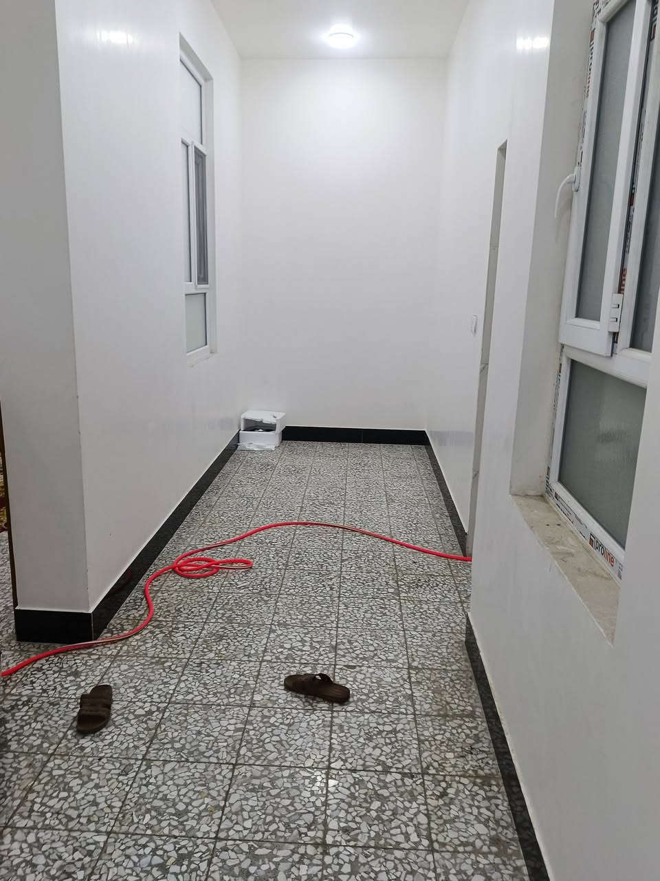 شقة للإيجار غرفتين و مطبخ و حمام العنوان النجف الأشرف حي الجزيرة شارع الطاقة للتواصل ***********
