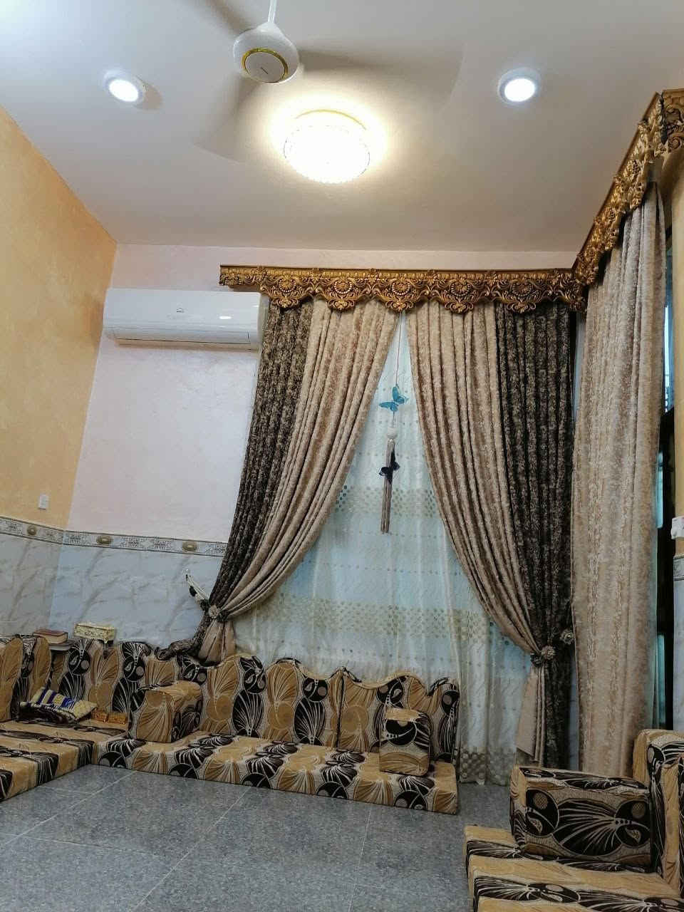 بيت ١٣٠ متر للبيع طابقين كونكريت مربع ١٠ في ١٣ الصدر الأول قرب مدرسة الرحمن 
غرفتين وصاله كبيره واستقبال ومطبخ حار بارد وصحيات داخلية وخارجية ومناور بيت حديث وخدمات كاملة تبليط ومقرنص ومجاري وقريبة من المنتزه للاستفسار *********** او***********
