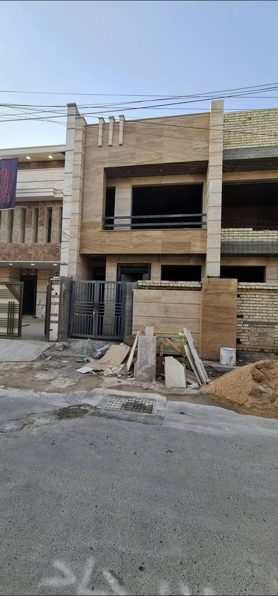 مشتمل ٥٠ متر واجه ٥  ونزال ١٠  للبيع في بغداد حي الجهاد الديوان شارع الشارقة بناء حديث مستخدم قليل بناء ٢٠٢٣ مسكون كلش قليل فقط بلعطل من كل سنة داخل وخارج مرمر البيت مدخلين الطابق الارضي استقبال وصالة ومنور وحمام طابقين ونصف سطحين ثلاث غرف نوم شغل درجة اولى من كهرباء وماء ومجاري
***********
