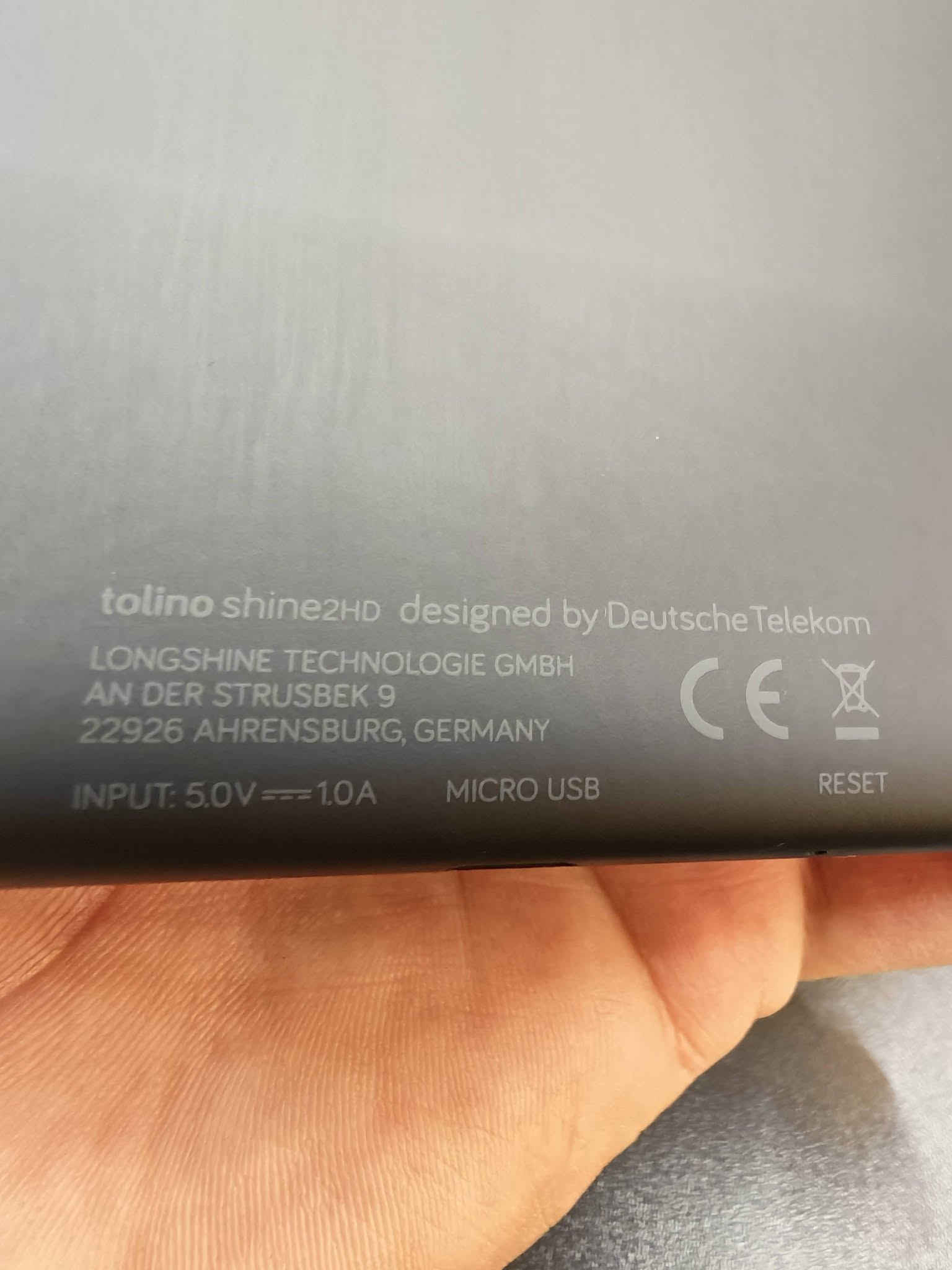 متوفر قارئ كتب إلكترونية ماركة Tolino Shine 2 HD
يوجد توصيل لكافة المحافظات *********** 
الوصف:
جهاز قراءة إلكتروني مميز وعملي جداً لعشاق القراءة والكتب. يعمل بتقنية الحبر الإلكتروني (E-Ink) المريحة جداً للعين، وكأنك تقرأ من ورقة الحقيقية بدون إجهاد للعين أثناء القراءة الطويلة.
المواصفات والإمكانيات:
 * الشاشة: شاشة 6 إنش عالية الدقة (300 ppi) وواضحة جداً.
 * الإضاءة: يحتوي على إضاءة داخلية متدرجة للقراءة في الظلام بكل أريحية.
 * البطارية: شحنة واحدة تكفي لعدة أسابيع من الاستخدام.
 * دعم اللغة العربية: يدعم قراءة كتب الـ PDF والكتب الإلكترونية باللغة العربية.
#قارئ_كتب_الكترونية
