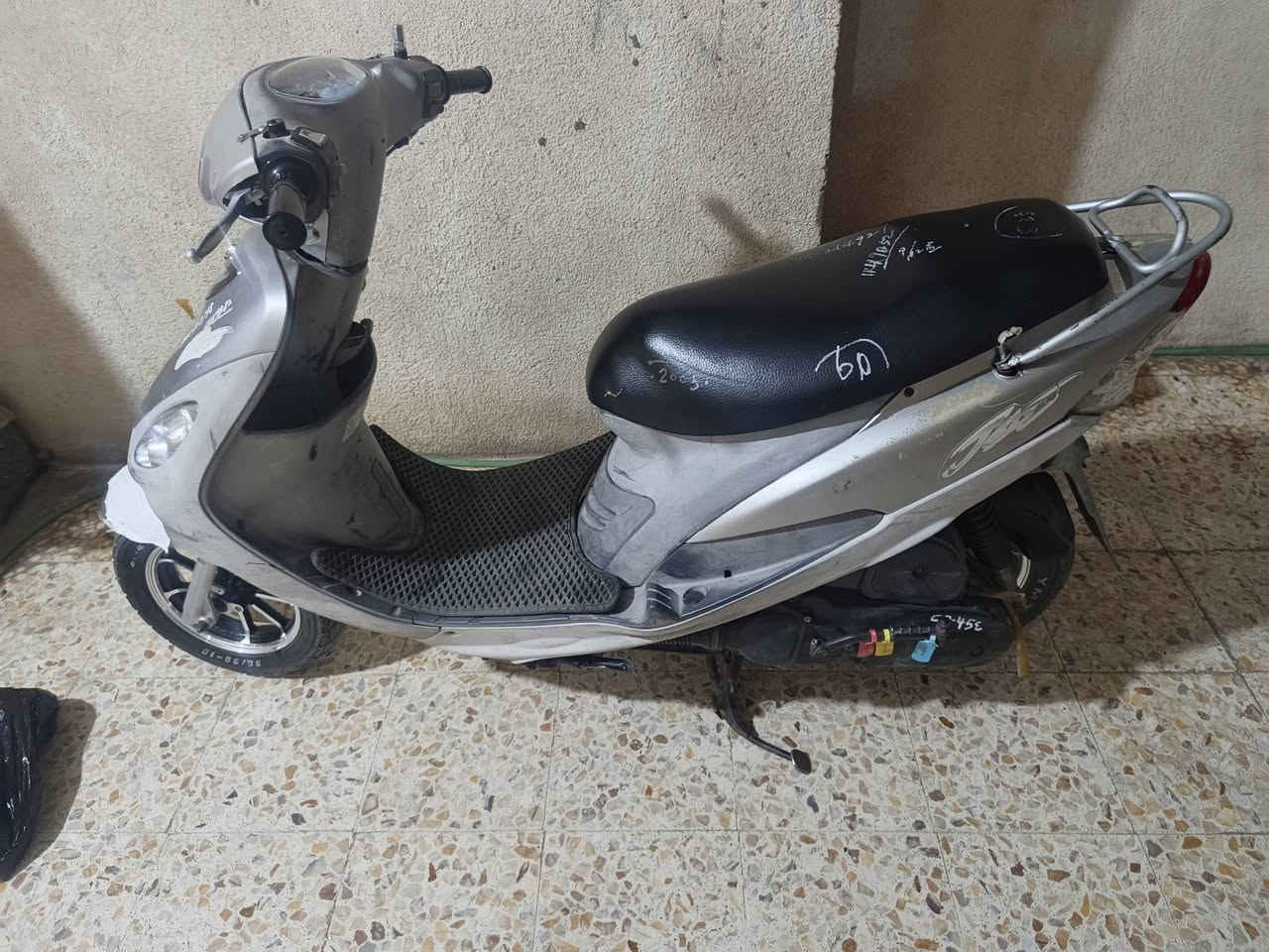 سلام عليكم دراجه ماكس قجمه للبيع بوشه49بلاد مكينه جديده بالكارتون دراجه حلوه وناعمه مختمه ختم واحد تخبل عوزها ترتيب قليل والسعر700وبيها مجال الرقم *********** وتساب فقط  العنوان البصره مركز المدينه
