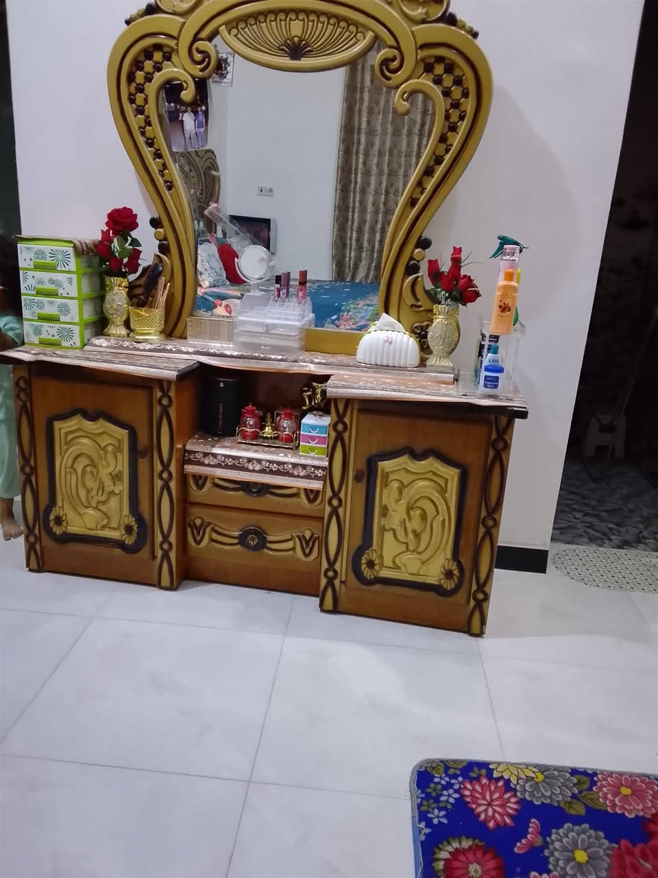 سلام عليكم غرفه اخشاب للبيع مستعجله على البيع نريد نشيل والاغراض متعبر الغرفه امأنه الله جديده وأبد مامتعوبه فقط  جامه المرايه مكسوره وتبدلل بسعر مناسب سعرها 800بيه مجال للشراي مكاني الناصريه سوق شيوخ فضليه الرقم لتواصل ***********
