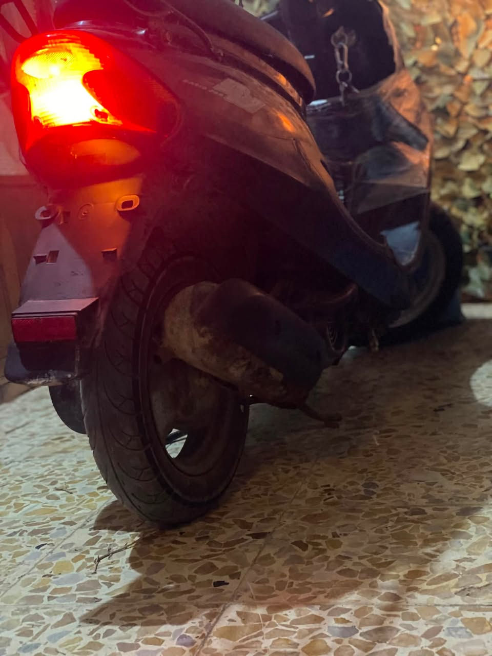 ٩زروف جديده مكينه ناعمه مامفتوحه مكفوله من كلشي دراجه ستوني مأخذه وجديده تجي تفحص بعينك مكاني بصره طويسه سعره ٢٧٥وبيه مجال حك جيه 
شراي اتصل مو شراي لا تعبني ولا اتعبك ***********
