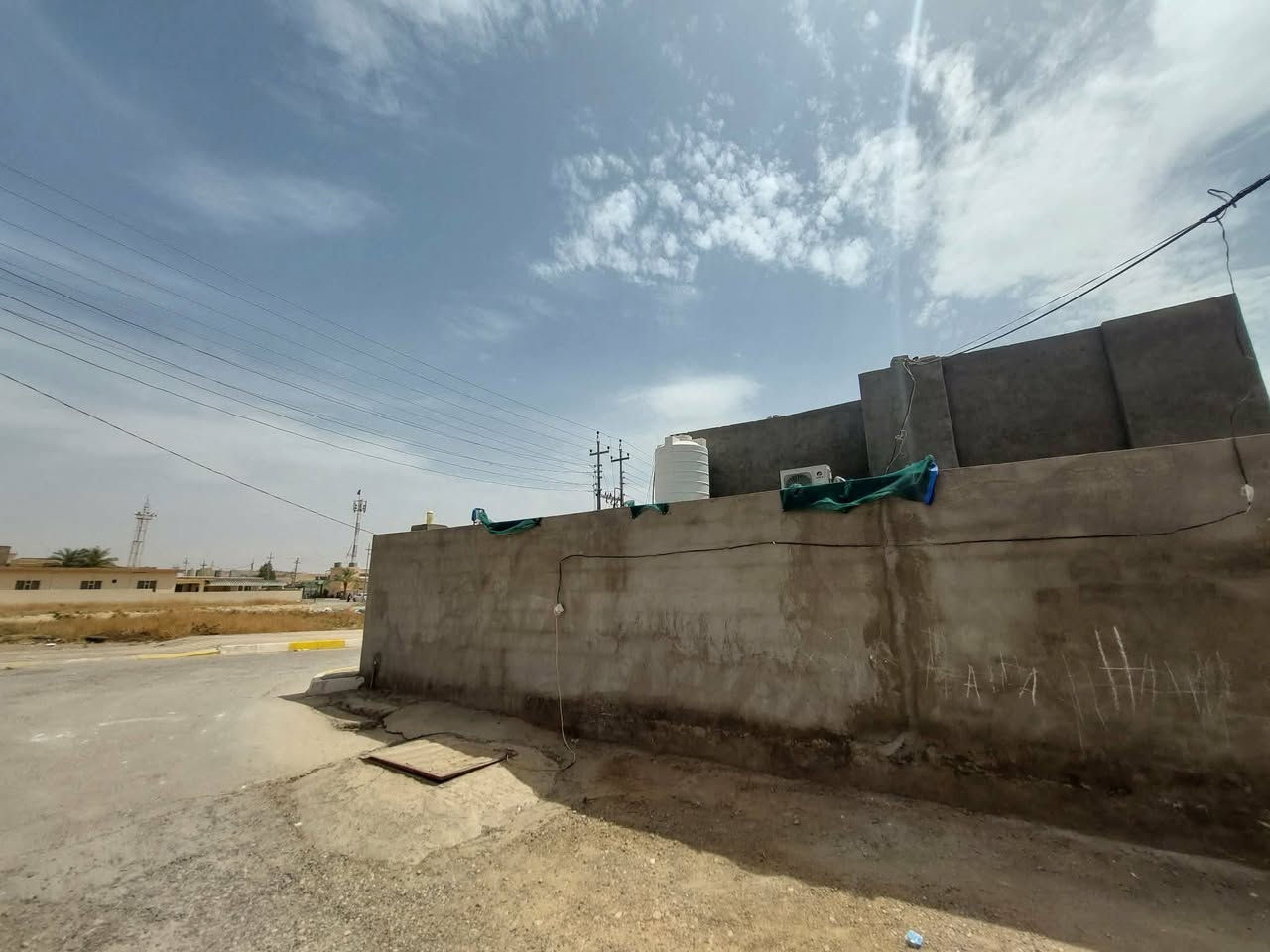 سلام عليكم  ((اعادة نشر و تنزيل السعر ))
بيت ب حي رمضان ركن على الشارع  دور حكومي
جانب مدرسة زاكروس و مقابل جامع حجية كافية (( ٢٨٠ متر ))
 
_بي غرفتين و هول ومطبخ و صحيات داخلي و خارجي 
سعرها 48 مليون و بي مجال 
رقم ***********
