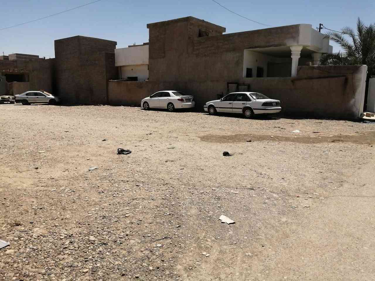 قطعة ارض للبيع في تكريت  / حي الفرسان  / قرب جامع الصابرين  / المساحة 186 متر مربع  ،  واصلها ماء  ، كهرباء  ، شارع تبليط  ،  مدفونة سبيس ومحدولة  ،  جاهزة للبناء  ،  سعرها 15 مليون  . ***********
