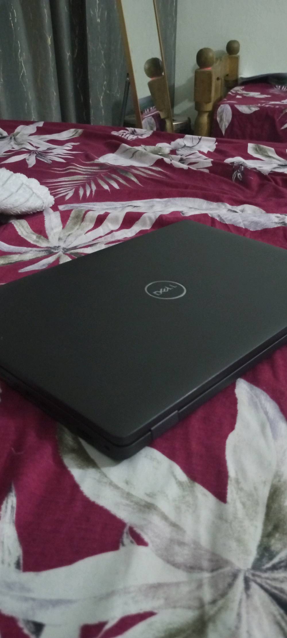 Dell3540 للبيع الجهاز مستخدم استخدام قليل اخو الجديد شخط مابي
المعالج cori7 الجيل 8
هارد 256ssd 
كرت شاشة خارجي 2gb
مناسب البرمجة والتصميم 
يشغل GTA 5 +pes 21 
يشغل باقة ادوبي باكمله سلس جدا 
كيبورد ضوئي عربي انكليزي 
الهدايا 
شاحنه اصليه ✔️ +حقيبة + ماوس ضوئي