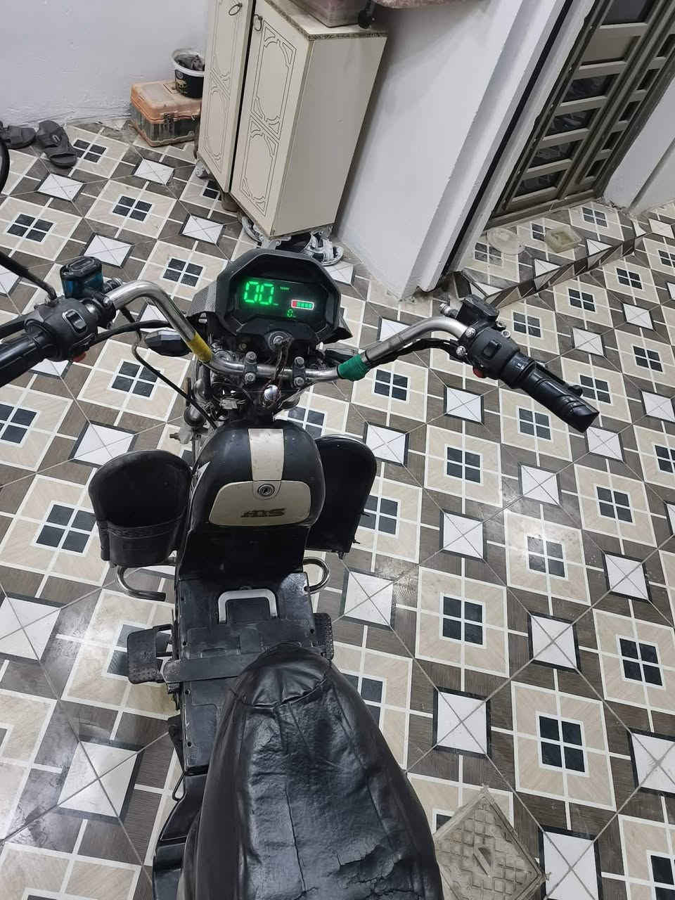 للبيع موطور هارلي بطاريات 🏍️
الموطور نظيف وحلو مثل ما مبين بالصور، يقرن 9 ونص، الشاشة ما تقره، والبطاريات بيهن نفخة بس نظيفات.
الموطور موجود بالفلوجة.
السعر: [300]وبي مجال لطيبين 
رقم واتساب ***********
