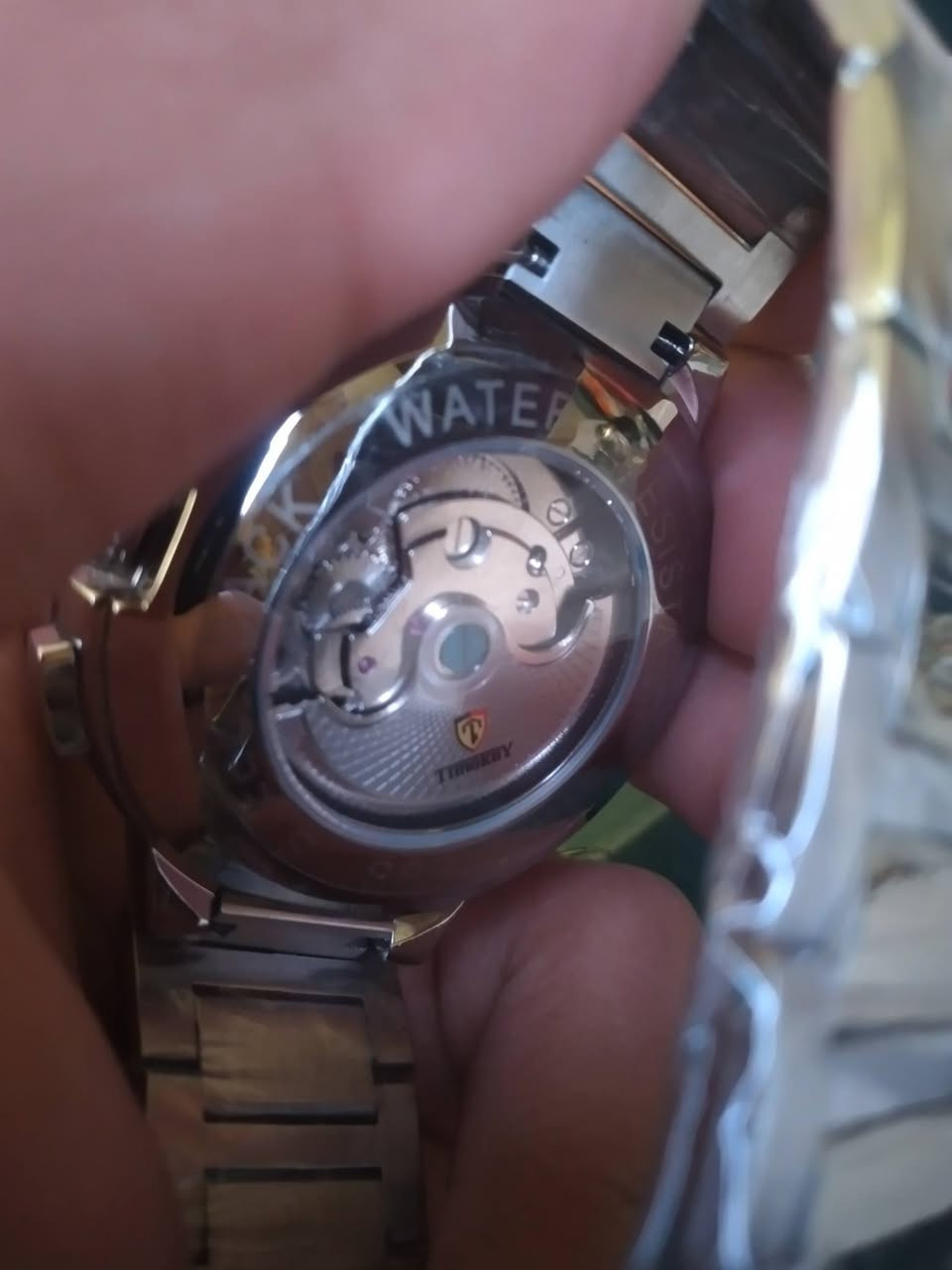 ⌚ ساعة Timekey الفاخرة للرجال (أوتوماتيك) ⌚
حركة أوتوماتيكية: تعمل تلقائياً مع حركة معصم اليد بدون الحاجة لبطارية.تصميم ميكانيكي مكشوف: هيكل داخلي (Skeleton) يتيح لك رؤية حركة التروس والماكينة بدقة مبهرة.عدادات متعددة الوظائف: تحتوي على عدادات فرعية لعرض الأيام، التواريخ، بالإضافة إلى مؤشر أطوار القمر (Moonphase) المميز [1.1.2، 1.1.10].جودة ومتانة: هيكل متين مطلي بعناية مع سوار فولاذي (ستانلس ستيل) قوي ومريح في المعصم.إضاءة ليلية: عقارب ومؤشرات مضيئة تتيح لك قراءة الوقت بسهولة في الأماكن المظلمة.

السعر 45 شامل التوصيل
للحجز ***********
