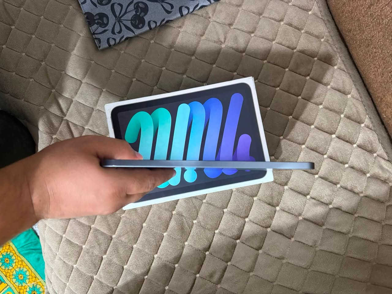 ‏سلام عليكم عنده ايباد مني6 ذاكرته 64
‏ بطارية 89 فقط كرتونة سعره 350 
‏مكاني بغداد رقم الهاتف ***********
