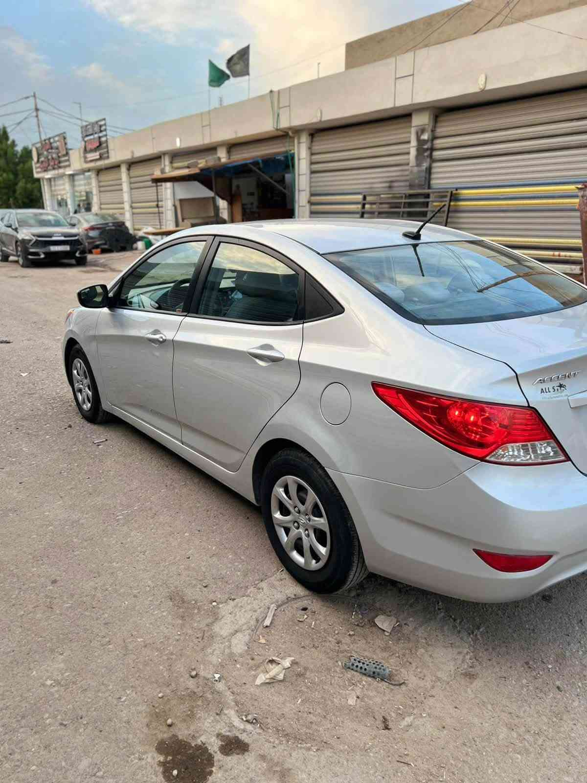 هونداي اكسنت 2014 وارد امريكي
السيارة بدون قطرة صبغ 
محرك 1600
حادثهة بابتين مبدلات نفس اللون بدون صبغ بدون كلشي
السيارة نضيفة كلش ومتحتاج اي شي
رقم بغداد الجديد بأسمي تحويل مباشر
مكانهة بغداد حي الاعلام 
***********
