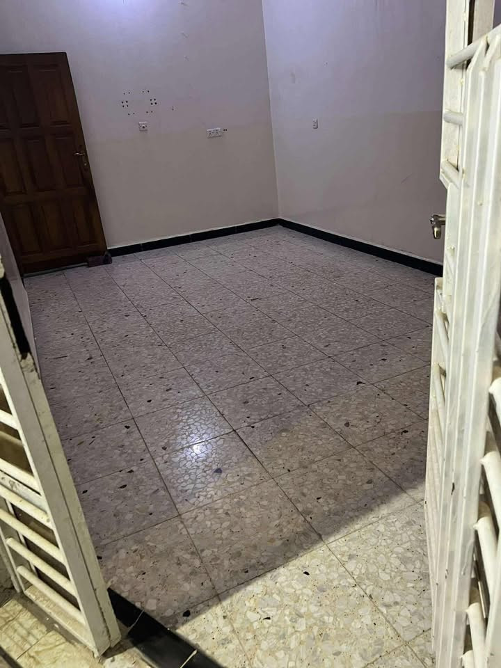 بيت للايجار طابق واحد
يحتويً على غرفة نوم واستقبال وحولي كبير وصحيات ومنور
عنوان البيت
نهاية اربع شوارع شارع مخبز المجتبى ( النفطية)
الشارع ١٠ 
ايجارة ٤٠٠
للاستفسار
***********
