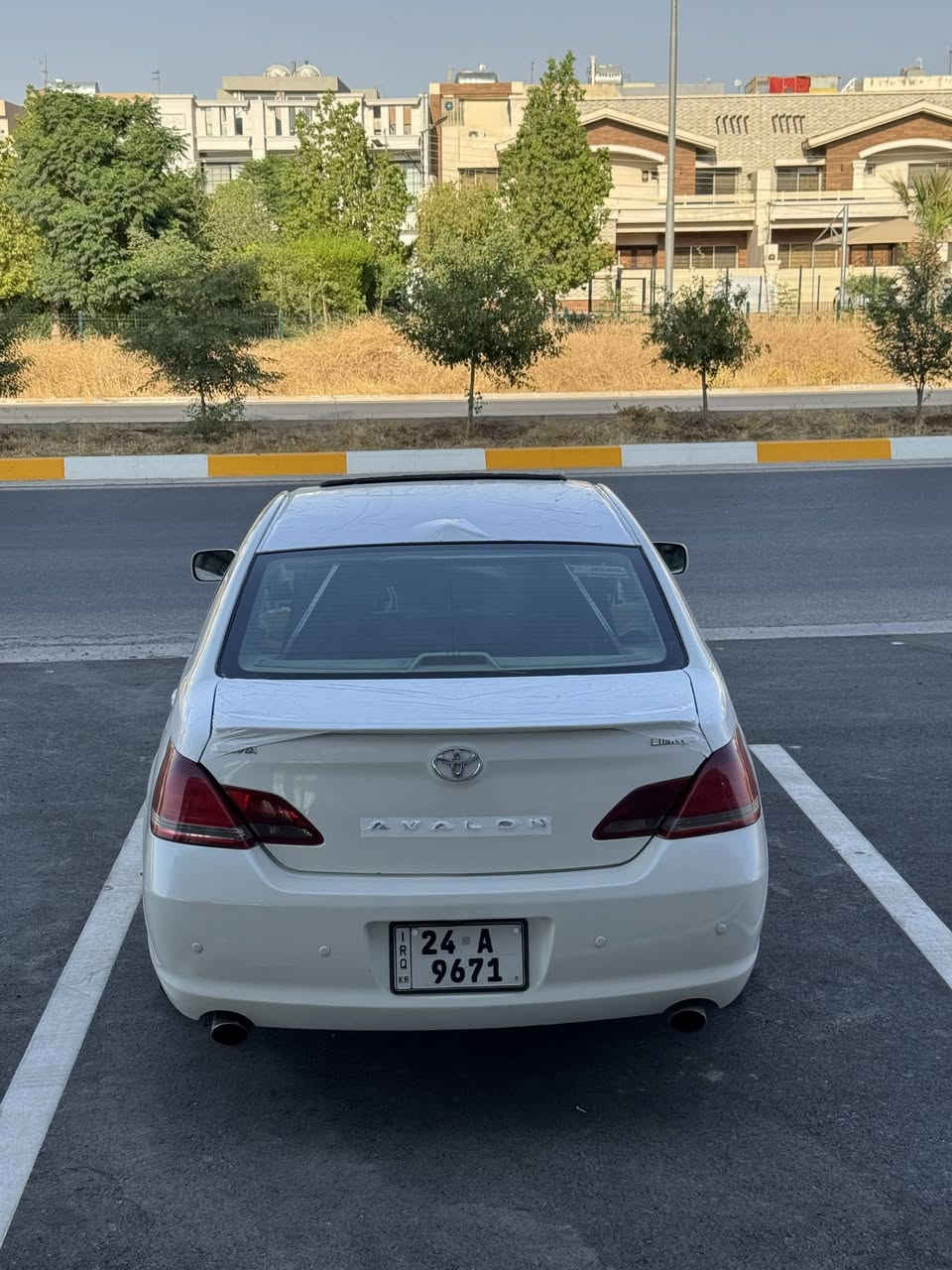 ئەوە وەرقێڕانی ئاخاوتنەکەت بۆ عەرەب بە شێوازێکی زۆر جوان و ڕوون (شێوازی بازاڕی سەیارە):
بسم الله الرحمن الرحيم
تويوتا أڤالون موديل 2008 خليجي ليميتد (يعني فول مواصفات).
النظافة: نموذج بالنظافة.
الصبغ: صبغ عام للجمالية فقط، البدي الأمامي والخلفي (الپێش و پشت) كبس.
الدعامية: صبغ خفيف للجمالية.
المحرك: تم تركيب محرك جديد (سفر) عند الفيتر قبل 3 أشهر، ووصل الشراء موجود عندي.
الجير والمحرك والكهربائيات: بشرط وبشرط الفحص.
الأوراق: تحويل ملكية أو وكالة في نفس اليوم، السنوية جديدة لغاية 2028.
السعر: 98 ورقة (9,800 دولار)، عليها غرامات بقيمة 19 ورقة (1,900 دولار)، يعني صافي 79 ورقة (7,900 دولار).
المكان: أربيل.
واتساب : ***********
