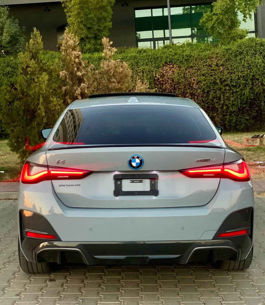 BMW i4 2024
Edrive 40
بي ام دبليو i4 ٢٠٢٤
Edrive 40
٣٥ الف ماشي
بطارية ليثيوم أيون سعة 84 kWh
مدى الشحنة الواحدة حوالي 450-550 كم
تدعم الشحن AC / DC

الإضافات والمواصفات:
• فتحة سقف
. M Package ويل
• هاند بريك كهرباء مع نظام Auto Hold
• أنظمة قيادة: Comfort / Sport / Eco Pro
• مقاعد جلد فاخرة كهربائية مع ذاكرة
• ديكورات داخلية خشب أسود
• شاشة منحنية مزدوجة (14.9 إنش للنظام + 12.3 إنش للسائق)
• تدعم الأوامر الصوتية واللمس وGesture Control
• Apple CarPlay + Android Auto
• ماوس للتحكم بالشاشة
• نظام ملاحة Navigation
• شاحن لاسلكي
• بلوتوث + WiFi Hotspot
• مخارج USB / AUX
• كاميرات 360 درجة (3D)
• تشغيل بدون مفتاح Keyless Go
• دخول بدون مفتاح Keyless Entry
• حساسات أمامية وخلفية
أنظمة الأمان:
• تحذير مغادرة المسار Lane Departure Warning
• تحذير تغيير المسار Lane Change Warning
• مساعد الانتباه Attention Assist
• نظام تنبيه اليقظة
• تحذير السرعة Speed Warning
• تدخل التوجيه للحفاظ على المسار Steering Intervention
• تحذير الاصطدام الأمامي والخلفي
• مانع انزلاق
• مثبت سرعة Cruise Control
مميزات إضافية:
• تحكم كامل بالمقود + أوامر صوتية
• Paddle Shifters على الستيرنج
• طارة مدفأة
• إضاءة داخلية متعددة الألوان Ambient
• إضاءة ترحيبية
• أضوية ليزر BMW + LED
• مصابيح أمامية وخلفية LED
• مرايا كهرباء قابلة للطي مع إشارات
• تبريد خلفي منفصل

تترقم شمالي مجاني ( اربيل سليماني دهوك)
للبيع فقط بدون مراوس
مكان سليمانية📍
للستفسار : 
***********
***********
