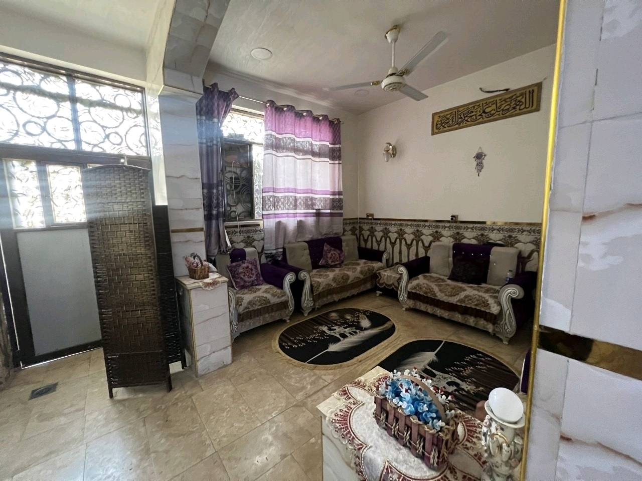 دار للبيع (طابو صرف) (الدورين سوق الازرملي) بداية شارع شيخ معروف
 المساحة 54 متر واجهه 5 نزال 11 
بناء جديد سنة 2021 ثلاث طوابق درجه اولى 
الارضي والطابق الاول دنك صب 
الارضية الاول مرمر والطابق الثاني والثالث بورسلين 
 يتكون الارضي استقبال + مطبخ + مجمع صحيات + منور
الطابق الاول غرف عدد 2 + مجمع صحيات + مطبخ بالبالكونه 
الطابق الثاني غرف عدد 2 فقط 
بيتونه + سطحين 
يعني المجموع 4 غرف نوم
(نقص فقط الواجه + محجر درج)
 فرصة جيدة للاستثمار يؤجر ب 600 الف
السعر / 155 مليون وبي مجال بسيط
للاستفسار على الارقام
***********
***********