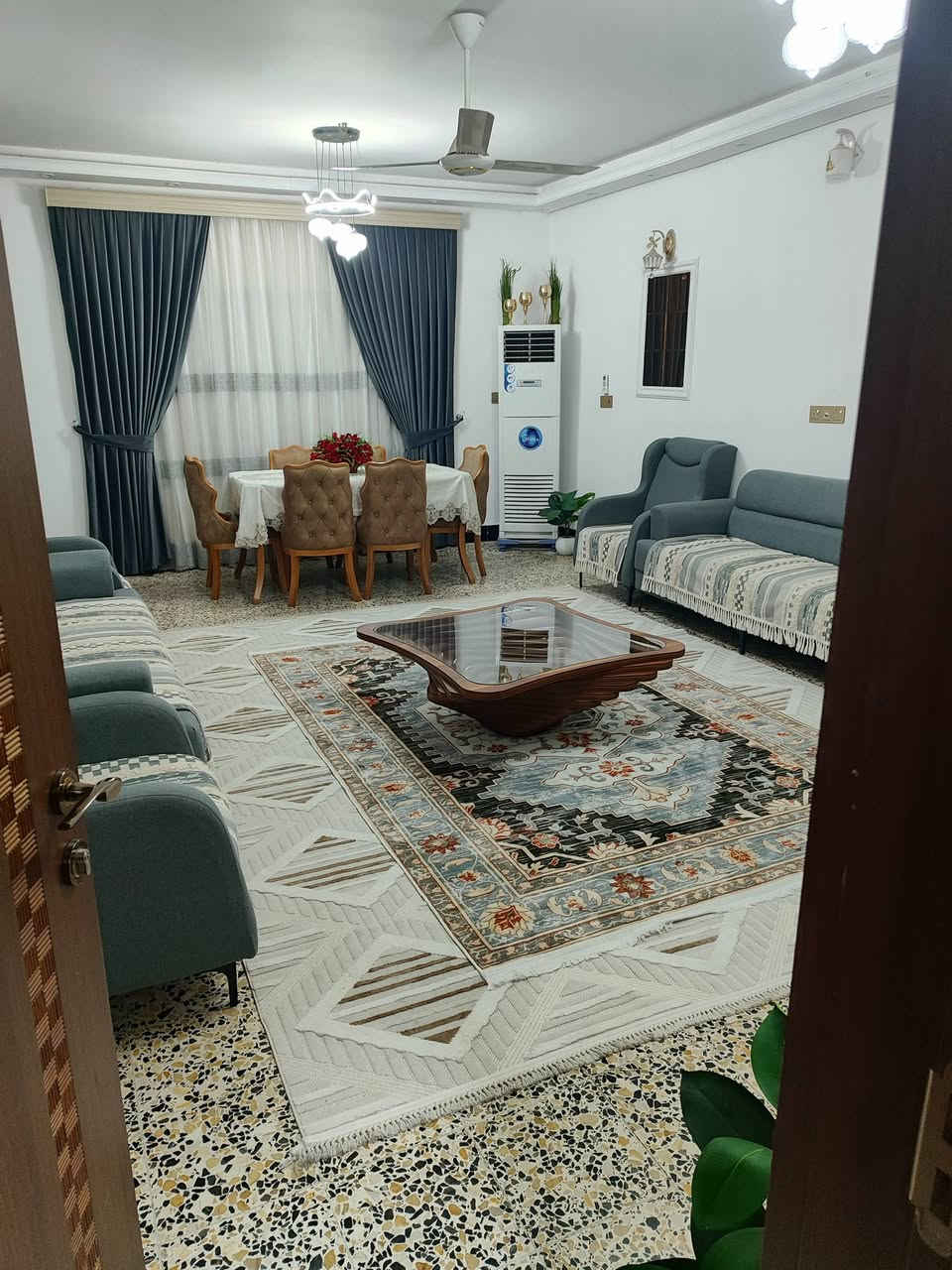 سلام عليكم بيت مساحة ٢٨٧ واقع حال طابقين 
زائد مشتمل معزول عن البيت غرفتين وصاله ومطبخ واستقبال وحمام عدد٤ ومناور عدد ٢ والطابق الثاني غرفتين وصاله زائد المشتمل يحتوي على غرفة وصاله ومطبخ بارد وحمام وبلكونة بناء درجة اولى الاتصال على صاحب الدار *********** / منطقة اللمحانية خلف مسبح الرافدين زراعي سند ٢٥
وخط آسيا *********** الارقام تحتوي على وأت ساب...  
ملاحظة... مع الاثاث كامل كاونتر مطبخ ايطالي درجة اولى سبالت عدد ٥ بلازما عدد ٣ ميز طعام 
تخم قنفات مع المفروشات باترينا عدد ١  ثلاجة هيتاشي جديدة غرفة ثلاجة نوم غرفة اطفال كاملة.. السعر على الخاص
