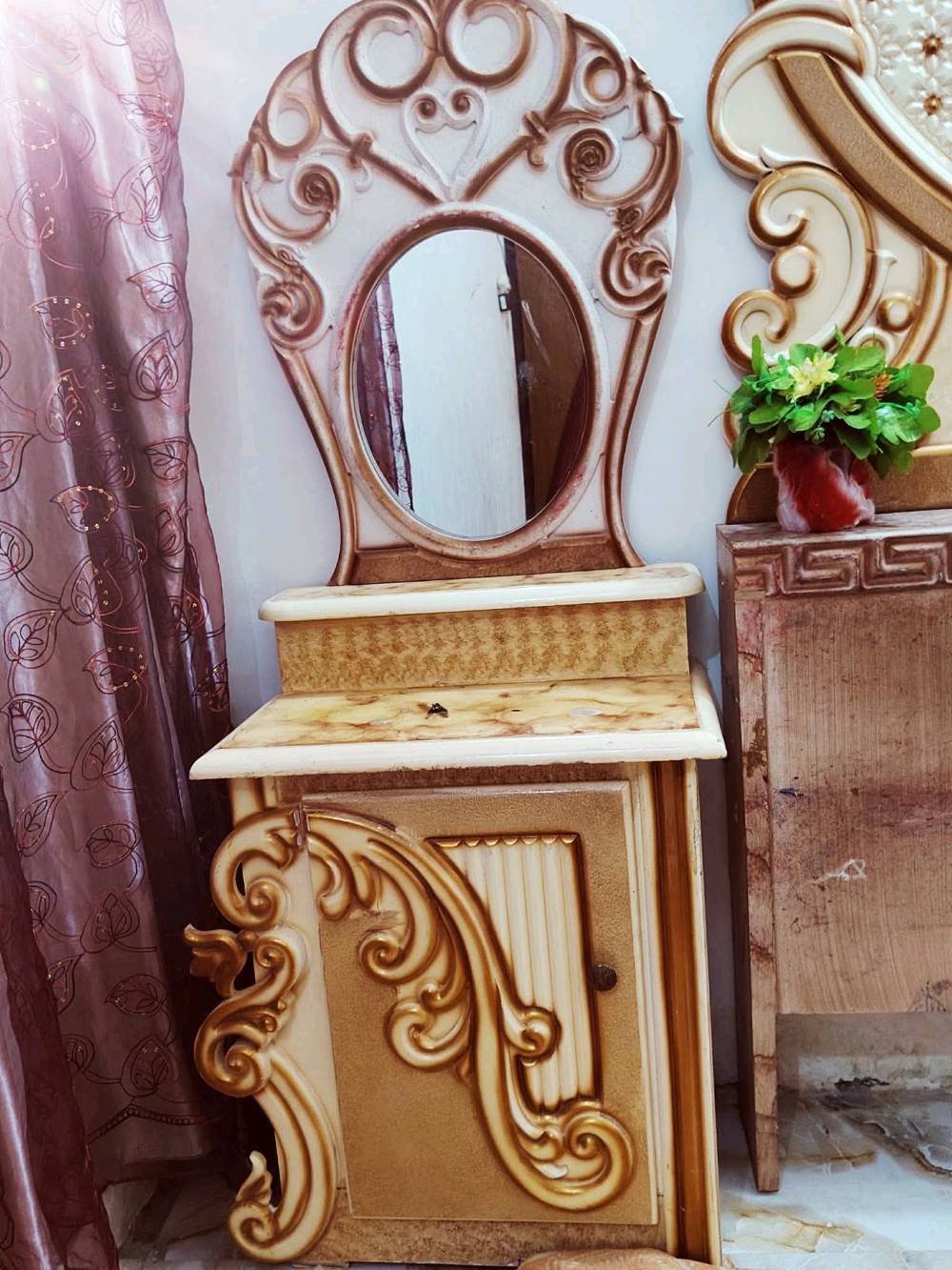 السلام عليكم غرفه خشاب للبيع نجاره عراقيه جديده ونظيفه  مكاني سوق الشيوخ ناحية الفضليه سعر 950وبيه مجال وهذا الرقم للاستفسار***********
