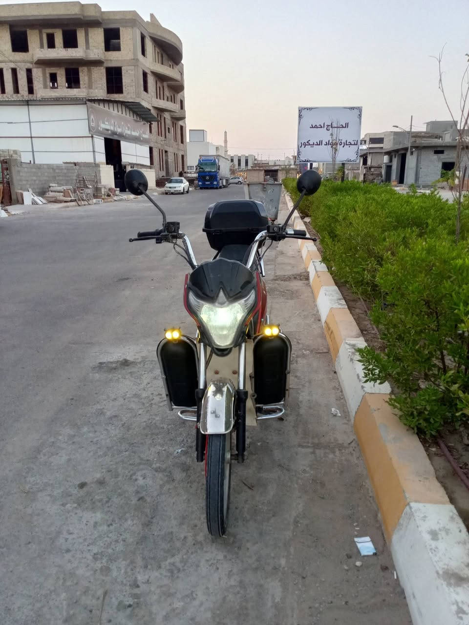 دراجة هارلي نظيفة ومناقصها شي ..
البطاريات عل فحص 
الكهربائيات كلها شغالة 🔌 .. مانع سرقة 📢 ..
تشغيل عن بعد 📲 .. نظام R 🈴 رجوع للخلف .. .. لايت عالي ناصي 🔦 .. 
الـسعـر .. 400.. وبــي مـجـال ..
***********..
