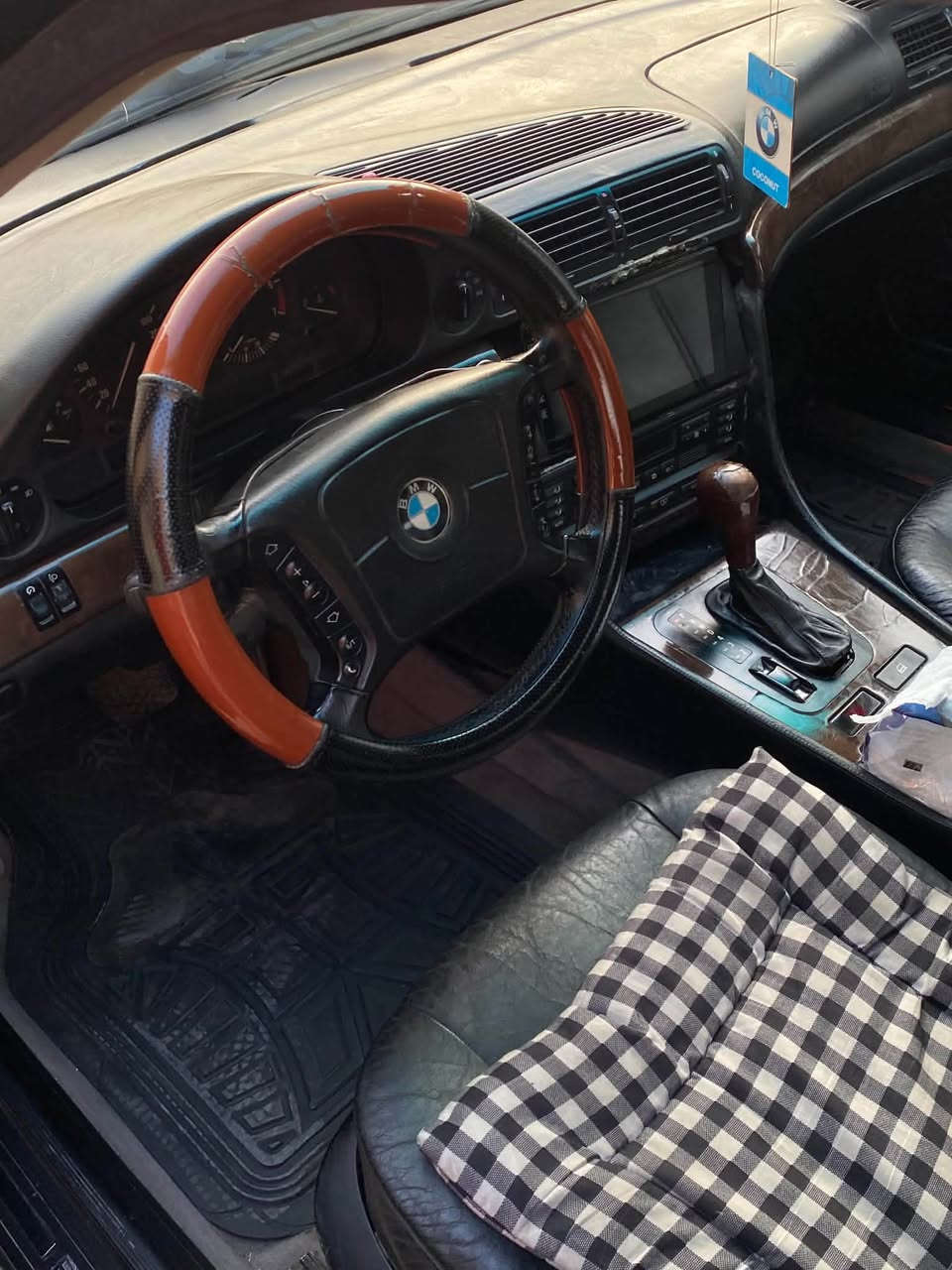 السلام عليكم bmw للبيع
السعر 58

اتصال او وتساب ***********
بي ام صقر كاسحة 740 
موديل 1996
محرك 4400
كير اوتوماتيك 
نظام اي بي اس ABS + مانع انزلاق تركشن 
وضع قيادة عادي + سبورت
رقم الماني + مشروع وطني سنوية 2027
غرفة جلد m كهرب
الكشنات هيتر + كشن السايق خزن ميموري وضعيات
مري جوانب كهرب - زئبق (ضد لايت العالي)
مراية وسطية كهرب 
دبل جام + كهرب
تبريد + تدفئة -التبريد قطعتين 
صندوق شفط
سنتر لوك كامل - قفل مركزي 
سويج تشغيل + سويج ريموت تحكمات
شاشة ايباد 
حساسات امامي وخلفي بالدعاميات بس مامربوط
حساس صعود الجام ع ايد الشخص يوكف الجام
حساسات سكيورتي نظام امان شغال مع هورن انذار
سيدي جنجر بالصندوق
تحكمات ستيرن 
صبغ عام جمالية 
 
مكان السيارة بالموصل - الايسر

#موصل #الموصل #نينوى #بي_ام #سيارة_للبيع
