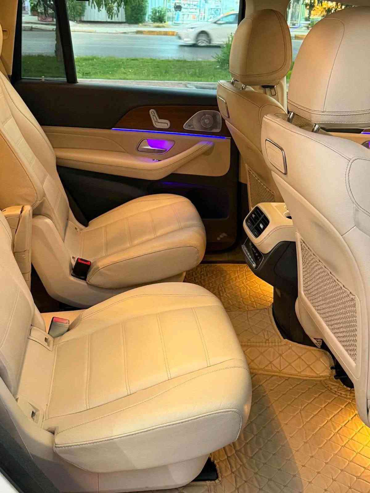 السلام عليكم.. للبيع سيارة مرسيدس GLS 580 (المحرك الجبار 8 سلندر)، السيارة قمة بالنظافة، وجاهزة للاستخدام وباسمي تحويل ثاني يوم بمرور بغداد.
 الموديل: 2020
 المحرك: 8 سلندر توين توربو (V8 BiTurbo) سعة 4.0 لتر - قوة وعزم جبار مع تقنية EQ Boost الهجينة.
 الممشى: 62 ألف ميل فقط.
 نظام الدفع: دفع رباعي مستمر (4MATIC).
 الرقم واللوحات: رقم بغداد والسيارة باسمي.
✨ أبرز المواصفات:
 سقف فتحة (سلايد روف).
 3 قطع كراسي (7 مقاعد) جلد طبيعي فاخر تحكم كهربائي كامل.
 كراسي أمامية (تدفئة، تبريد، ومساج بوضعيات متعددة).
 نظام تكييف متطور وعزل حراري تام لكل راكب.
 شاشات Mercedes MBUX الكبيرة تعمل باللمس ونظام صوتي فاخر (Burmester).
 كاميرات 360 درجة (رؤية محيطية كاملة للمساعدة على الركن).
 رادارات متكاملة (تحديد مسار، مانع تصادم، مثبت سرعة تفاعلي).
 نظام تعليق هيدروليك (AIRMATIC) لراحة تامة على الطرقات والمطبات.
 أبواب شفط (Soft-close).
 إضاءة داخلية محيطية Ambient Lighting بـ 64 لوناً.
⚠️ حالة البدي والضرر ():
 السيارة بيها 3 قطع صبغ (جاملغ مبدل ومصبوغ + باب مصبوغ + بنيد مصبوغ).
 ملاحظة  السيارة بدون إيرباغ (ما طاك)، وبدون شاصي ولغد، الدواخل والأساسات كلها سليمة وجاهزة وكالة.
📍 مكان السيارة: بغداد..
📞 للتواصل والاستفسار 
رقم الهاتف: ***********
متواجد واتساب. بغداد, العراق
