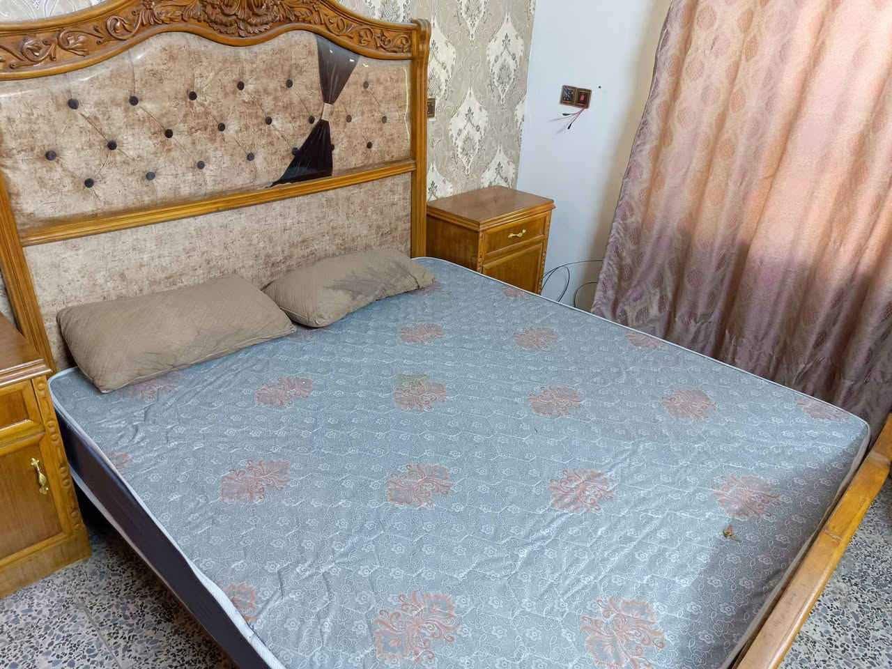 السلام عليكم غرفة نوم للبيع نظيفه عراقية السعر 650 وبيها مجال للاستفسار ***********
