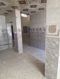 طابق ارضي مساحته ١٦٠ يحتوي على ٣ غرف نوم يحتوي على صحيات حمام يحتوي مط...