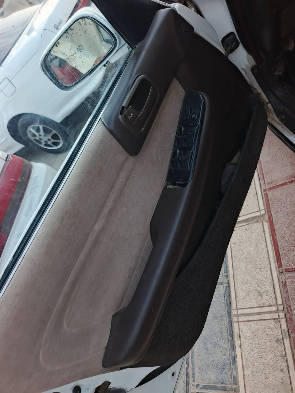 السلام عليكم مارك كربلائي موديل 91 محرك ونجي 4 محرك وكير وحداديه جاهزه تخم تاير سنويه جديده لل واحد وثلاثين راعيها يمي شرط التحويل مكفوله كص ونقل  وعيب شرعي مكان السياره الناصريه السعر 37وبيها مجال ***********///***********

نص مكتوب في الصور:
- LOCK