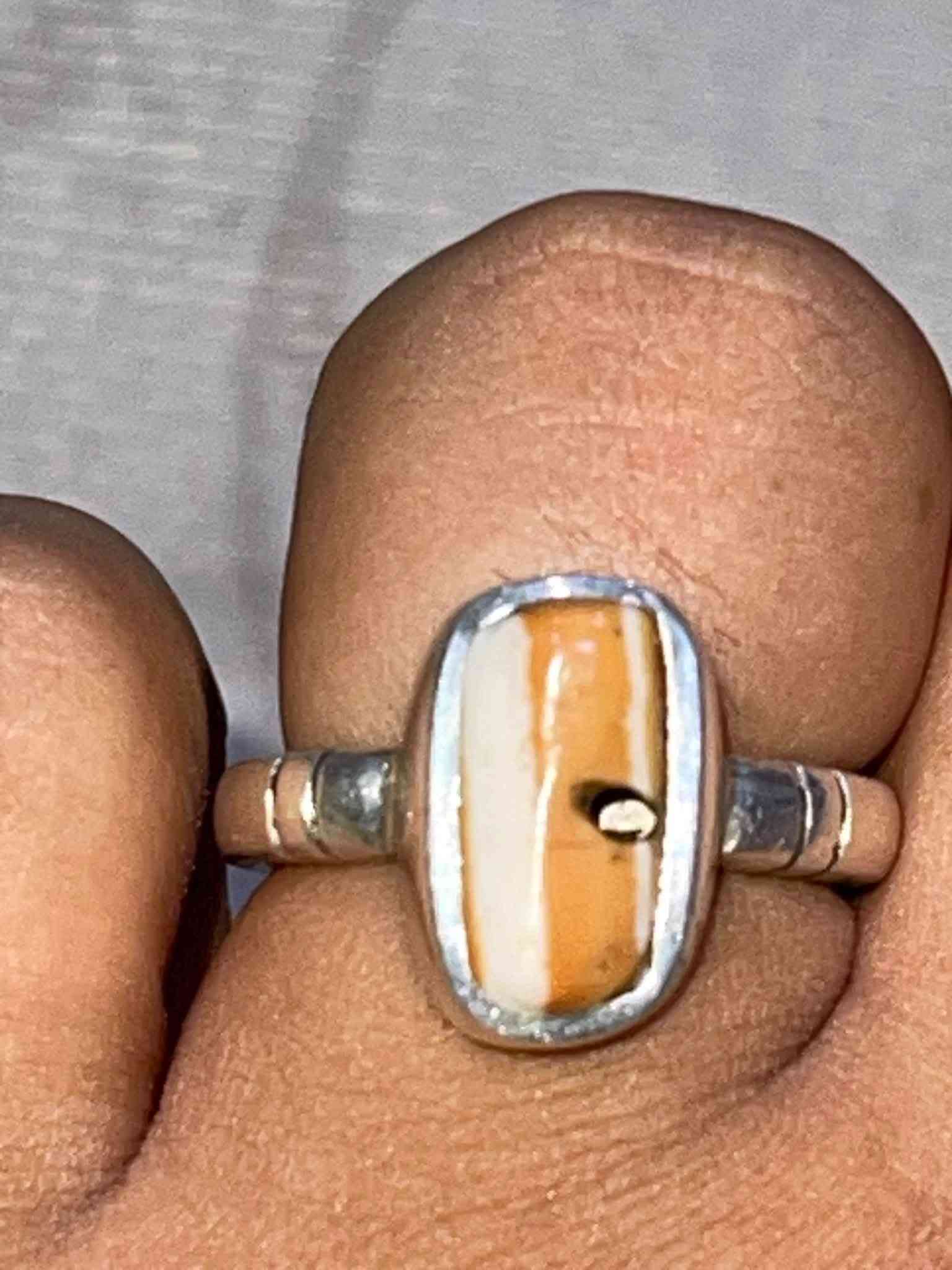 سلام عليكم للبيع جزعه يمانيه حبشيه نادره صياغه ملائيه ثقيله جدا سعر ٥٠ الف بغداد مدينه صدر ***********
