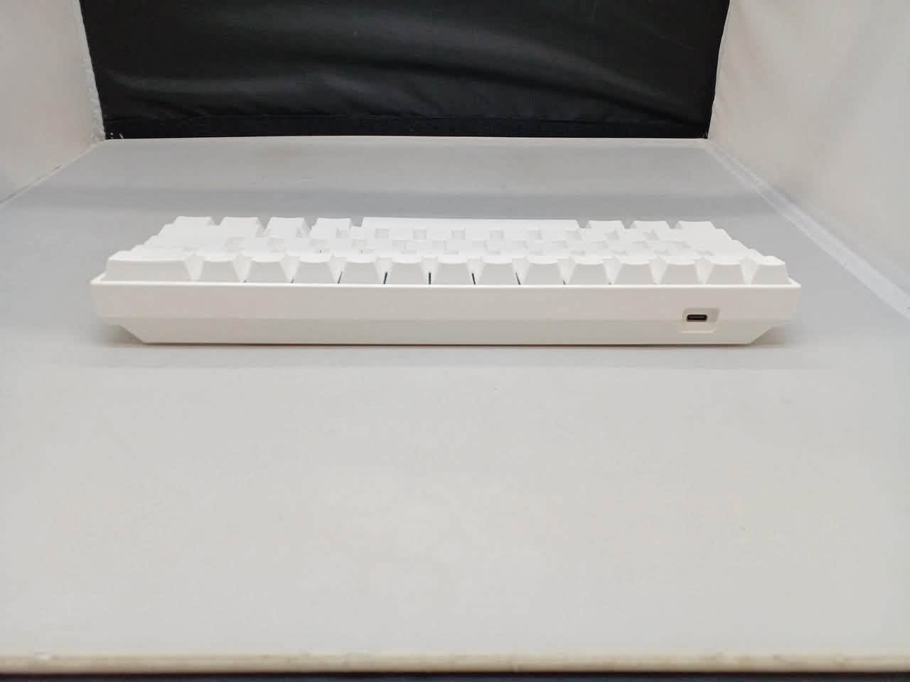 ⌨️🔥 MonsGeek FUN60 – كيبورد ميكانيكي احترافي ل gaming
إذا تبحث عن كيبورد صغير، سريع ومخصص للألعاب التنافسية، فإن MonsGeek FUN60 يقدم لك أداءً قوياً واستجابة فائقة السرعة. ⚡🏆

🌟 أبرز المواصفات:
🔹 تصميم مدمج 60% لتوفير مساحة أكبر لحركة الماوس 🖱️
🔹 مفاتيح mechanical ￼ Switches لأداء واستجابة عالية 🎯
🔹 تقنية Rapid Trigger لاستجابة فائقة السرعة ⚡
🔹 إمكانية ضبط نقطة التفعيل بدقة تصل إلى 0.01mm حسب الإصدار ⚙️
🔹 إضاءة ARGB RGB قابلة للتخصيص 🌈✨
🔹 تقنية Snap Key لتحكم أسرع في ألعاب الـFPS 🎮
🔹 معدل استجابة يصل إلى 8K Polling Rate في الإصدارات المدعومة 🚀
🔹 إمكانية تخصيص الإعدادات والمفاتيح عبر برنامج MonsGeek Driver 💻

💥 60% + mechanical ￼ Switches + Rapid Trigger + 8K = أداء تنافسي قوي! 🏆🔥

📲 للطلب والاستفسار عبر واتساب:
***********

🚚 متوفر توصيل إلى كافة محافظات العراق 🇮🇶

