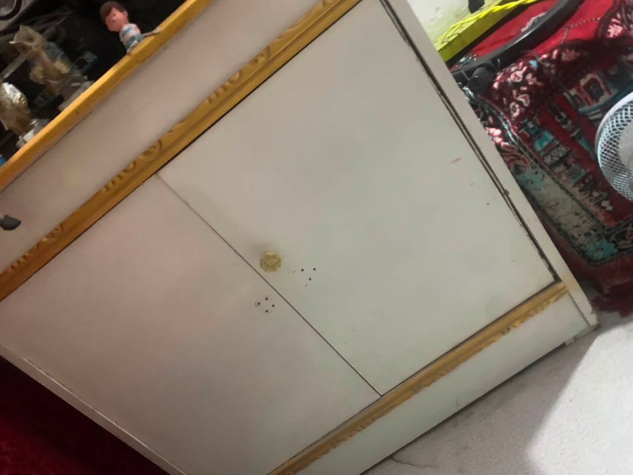 سلام عليكم غرفه نوم للبيع الغرفه نضيفه بس مستعًجل على سعرها السعرً مليون و200وبيها مجال قليل مكان بغداد سبع البورً  ***********👍🏻
