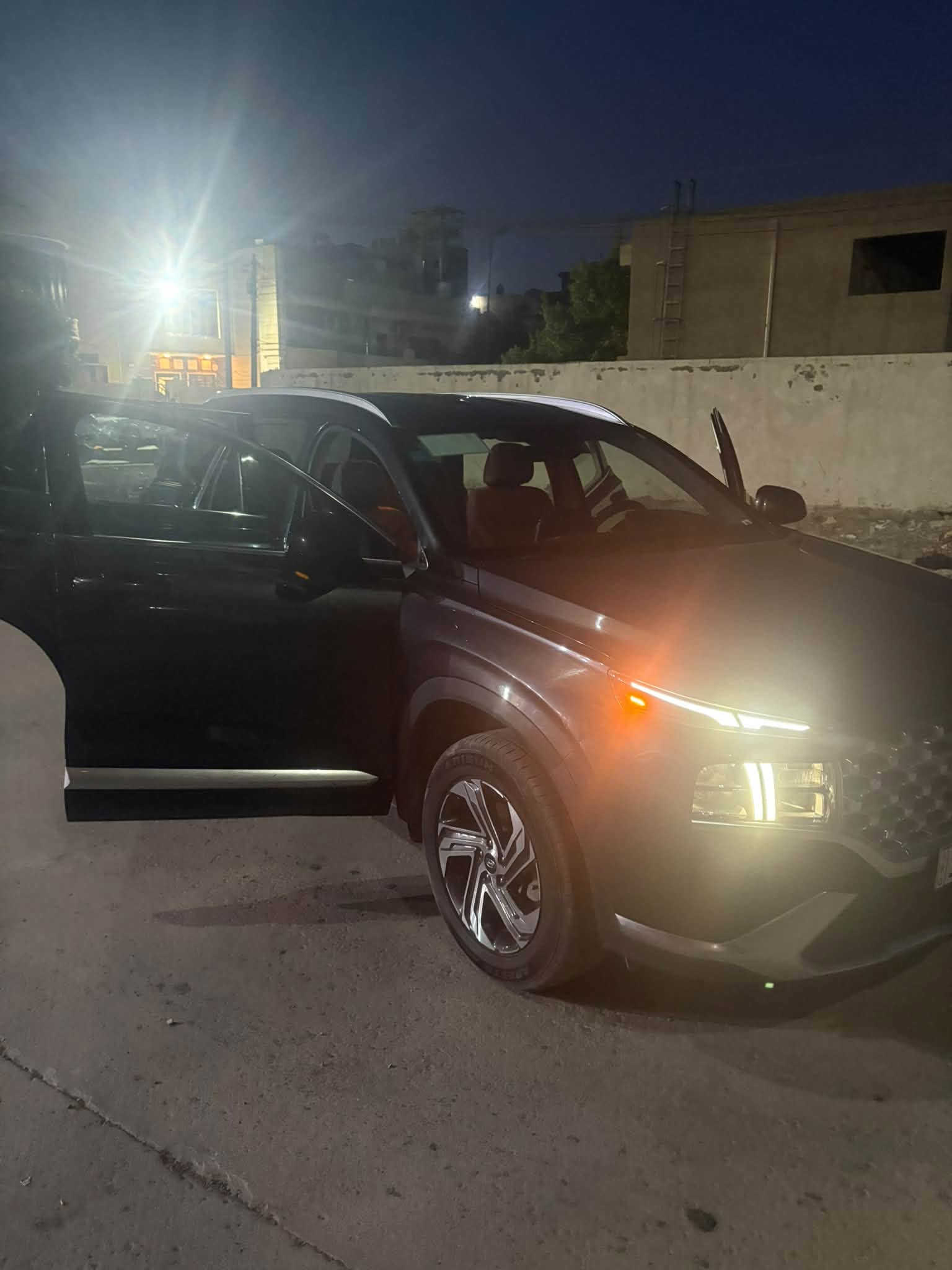 سياره سنتافيا للبيع سياه بيها قطعه صبغ من الخلف  فقط السياره نضيفه و مرتبه مكان بغداد شارع فلسطين ***********
