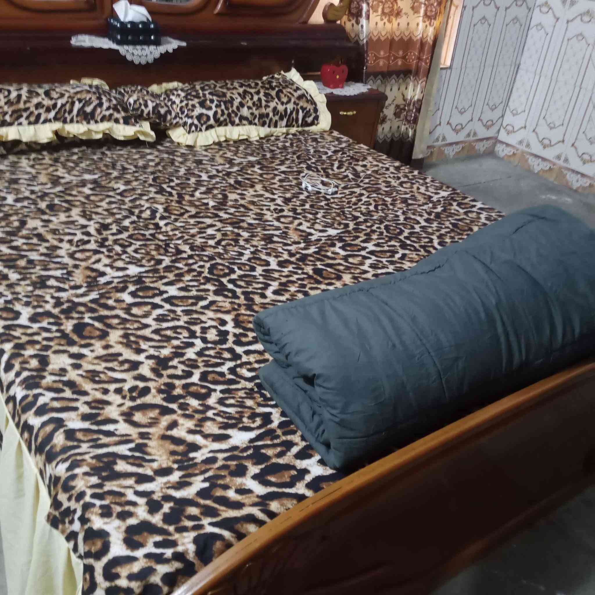 غرفه للبيع بسعر700 وبيها مجال 7 خانات نضيفه استخدام فقط 4 اشهر ***********
