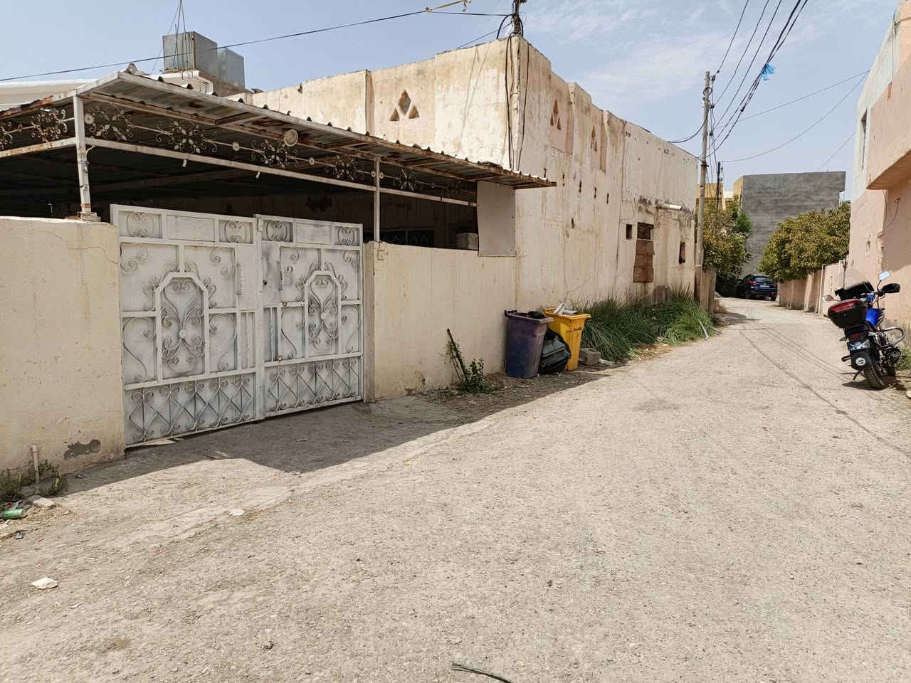 السلام عليكم 
‏بيت للبيع المساحة (  180متر )  طابو زراعي 
‏طابق واحد يحتوي على غرفتان نوم وغرفة استقبال ومطبخ وصحيات وكراج كبير . جاهز للسكن او استثماره للايجار .
‏الموقع  / بهرز - الشارع المقابل لدائرة ناحية بهرز 
‏ ( قرب الكاع الجبيرة  - وقرب المثلث ) البيت ركن على الشارع الرأيسي  تبليط ومجاري وخدمات كاملة  
‏للاستفسار : ***********
