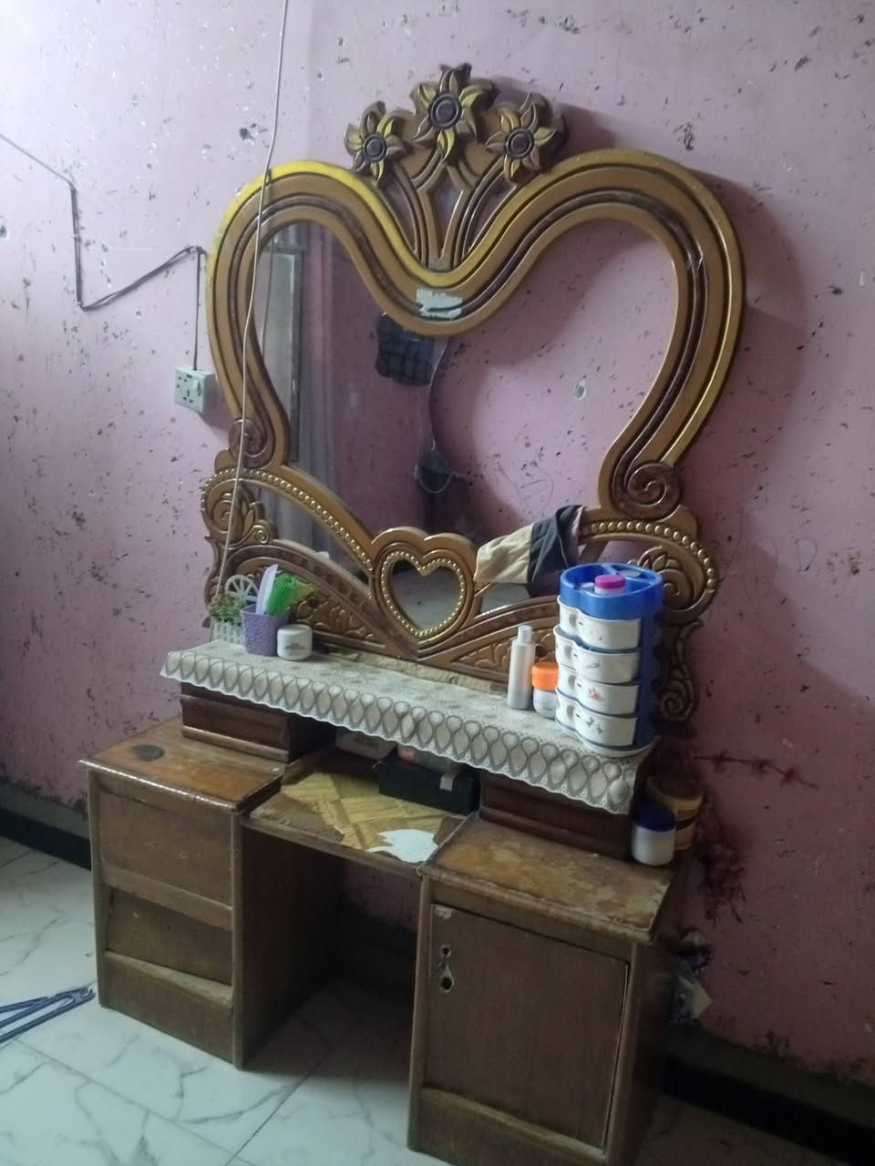 سلام عليكم غرفه أخشاب للبيع السعر350وبيها مجال ***********
