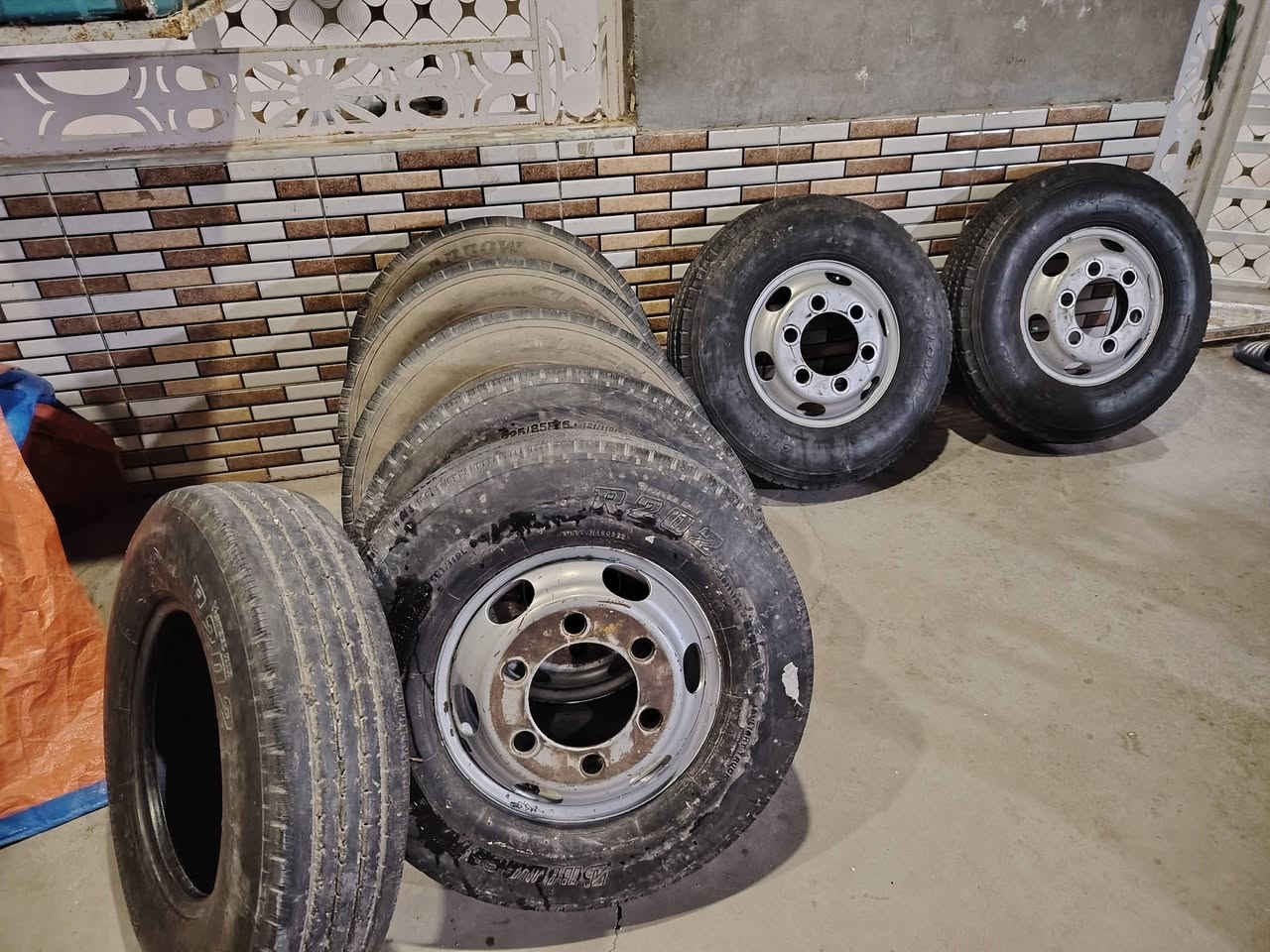 تايرات ١٦ ونص • ٨ قطع • نص اعمار