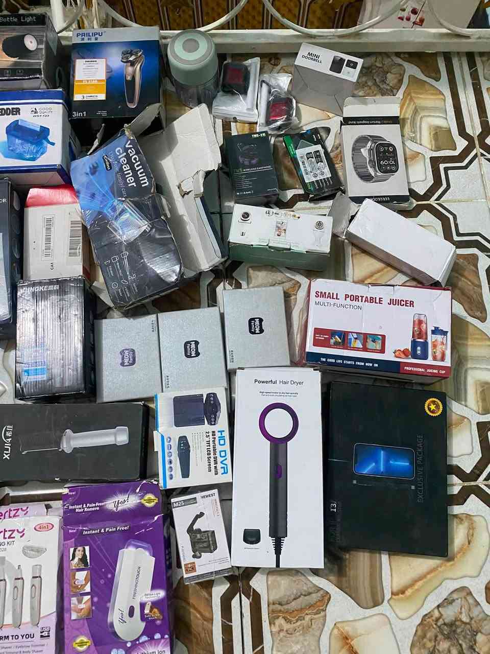 السلام عليكم 
حبايب شلعه ٥٠ قطعه حلوات ومرتبات وبيهن مبايل  وبيهن مضخمات ومينت حلاقه وخير وبركه الي مهتم ينطي سعر بحضه وبخته وب العافيه علي وهذه رقمي ***********
