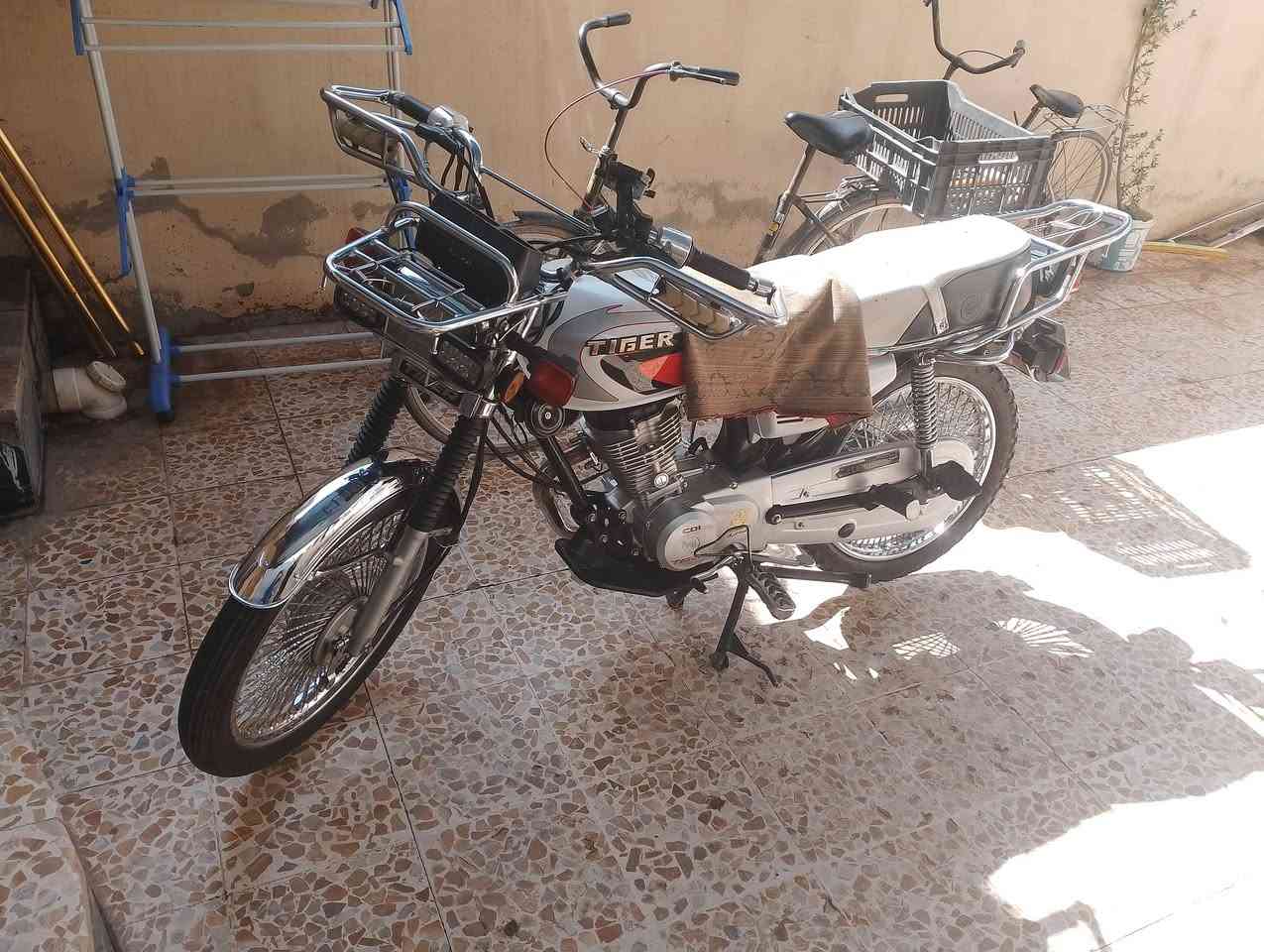 دراجه للبيع مرقمه موديل 2020 المكينه شرطه ما مفتوحه نضافه ميه على ميه تايكر سعر 1800
