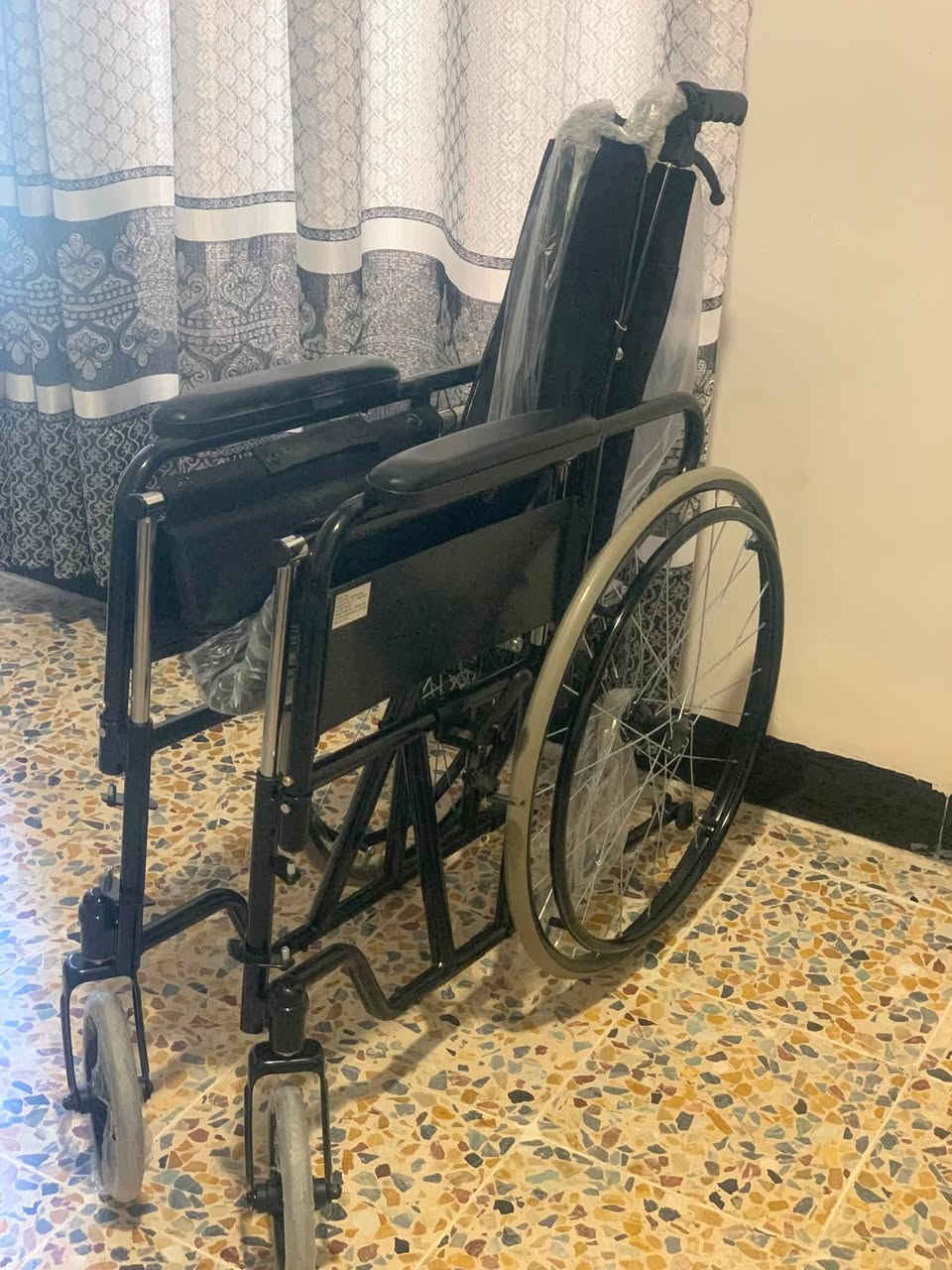 عربانه جديده لوك كلشي مابيه خدش  مابيه وبسعر مناسب وما مستعمله للتواصل خاص او على هاذا الرقم ***********
