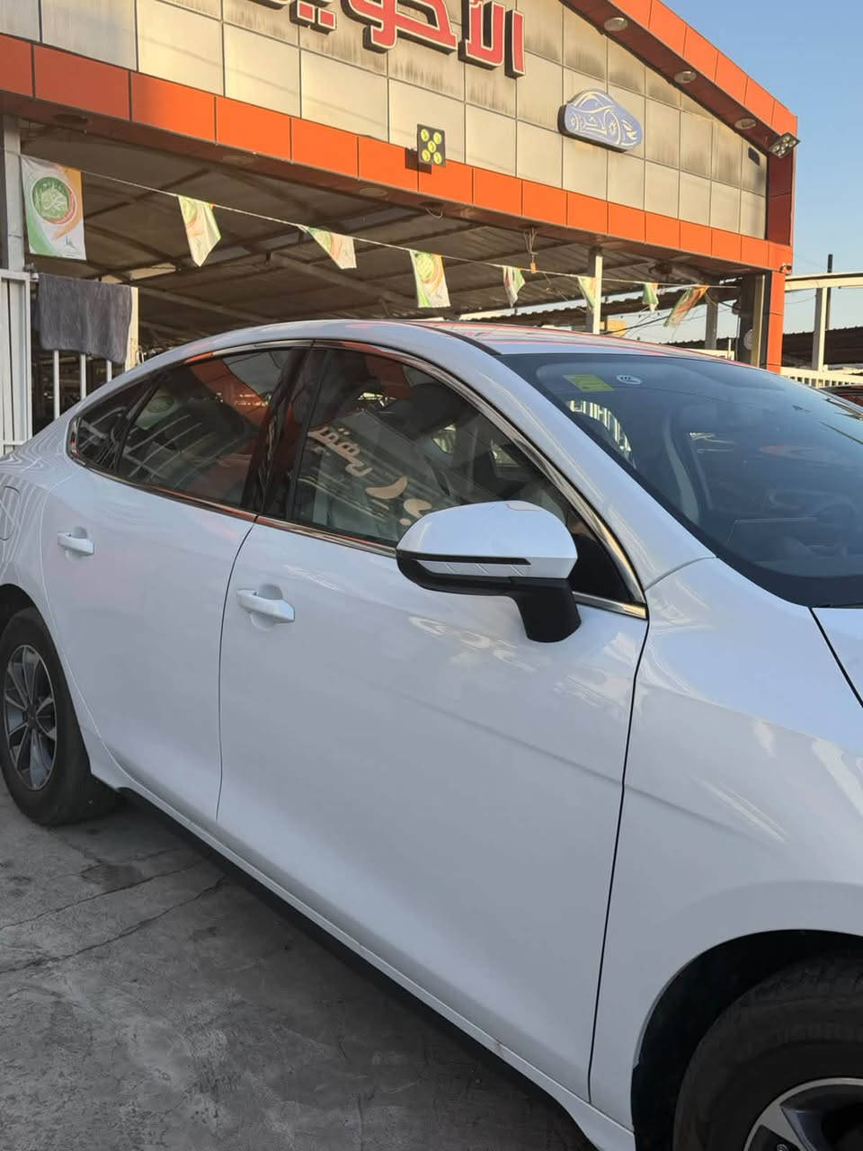 🚘 BYD Destroyer 05 2026 
من معرض الاخوين لتجارة السيارت الحديثة 
🔥 وصلت حديثاً ديستروير 05 2026 🔥 🚘 

سيدان هايبرد تجمع بين الاقتصاد، التكنولوجيا والأداء بتصميم عصري ومقصورة مريحة ✨

⚡ نظام الحركة والأداء
• نظام DM-i Plug-in Hybrid
• محرك بنزين 1.5L – 4 سلندر
• محرك كهربائي عالي الكفاءة
• نظام دفع أمامي FWD
• تسارع 0–100 كم/س يبدأ من حوالي 7.3 ثانية

🔋 البطارية والمدى
• بطارية BYD Blade – LFP
• مدى كهربائي يصل إلى 55 كم
• نظام DM-i مصمم لتحقيق كفاءة عالية واستهلاك اقتصادي للوقود

سيارة تعطيك متعة القيادة الكهربائية مع مرونة محرك البنزين… خيار عملي للمدينة والسفر وباستهلاك اقتصادي مميز.

💰 السعر 22,200,000 د.ع [ شامل الدلالية ] 

🔹 العنوان 
📍بغداد _ الوزيرية مقابل المجمع العلمي 

📞 للاستفسار والتواصل:

: ☎️*********** 
☎️***********
☎️***********
