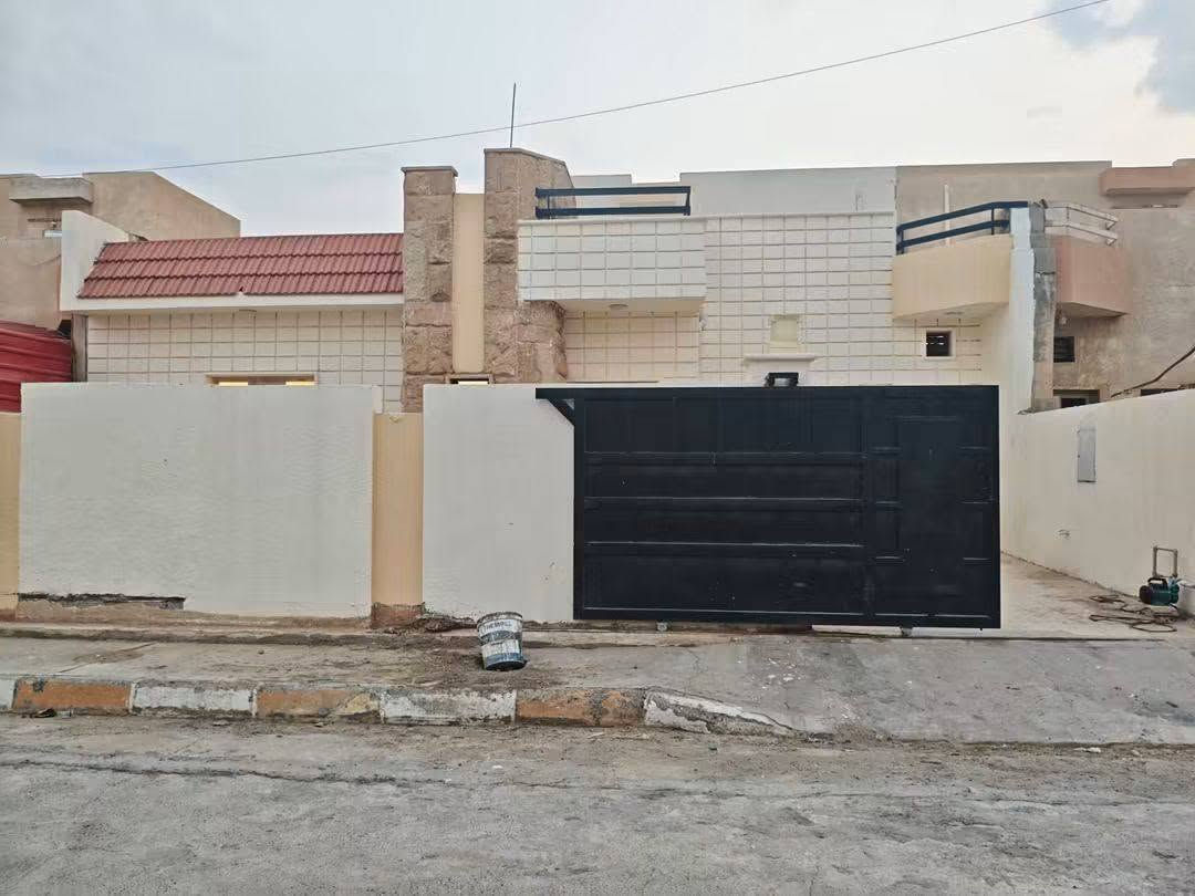 بيت للبيع 
بمجمع اليرموك 
250متر طابق ونص 
3غرف نوم 
كراج + حديقه +مكون من 3مجمعات صحيه 
للاستفسار ***********
